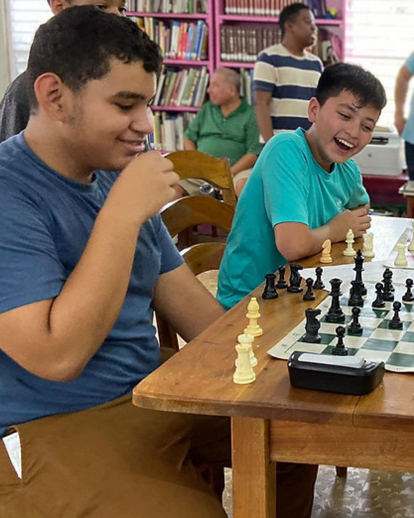 The chess youth in Belize City is always OTB 🇧🇿 #belizechess #belizechessclub #belizecity #irlotb #otb #streetchess #overtheboard #savvychess #chessclub #chess #irlchess #chesscommunity #chesslife #chesslove