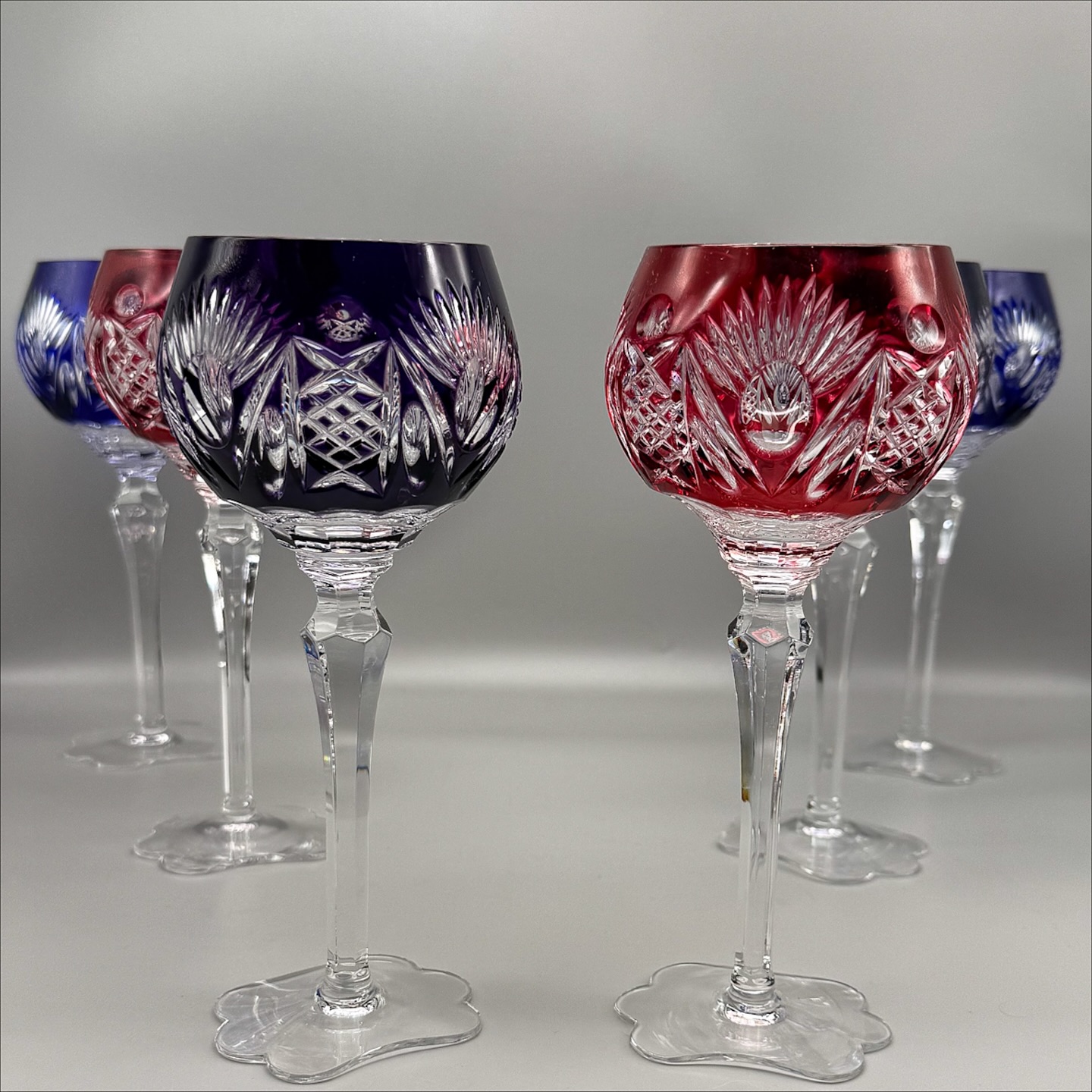 Série de 6 Roemers en cristal doublé
Un joli modèle , paraison en cristal taillé et doublé rouge, bleu, violet.
Le jambage à 6 facettes et un pied polylobé.
Hauteur : 21,2 cm
Ø au buvant 7,5 cm
Contenance : 15 cl
En parfait état , belle brillance et couleurs intenses .
Ces jolis verres à vin du Rhin de belle qualité sublimeront votre table .
🛒 prix et disponibilité dans la boutique en ligne .
#cristal #roemers #verresàvin #couleurs #artdelatable #artderecevoir #decorationdetable #cristaldebohemia #antiquites #misslittlebottle