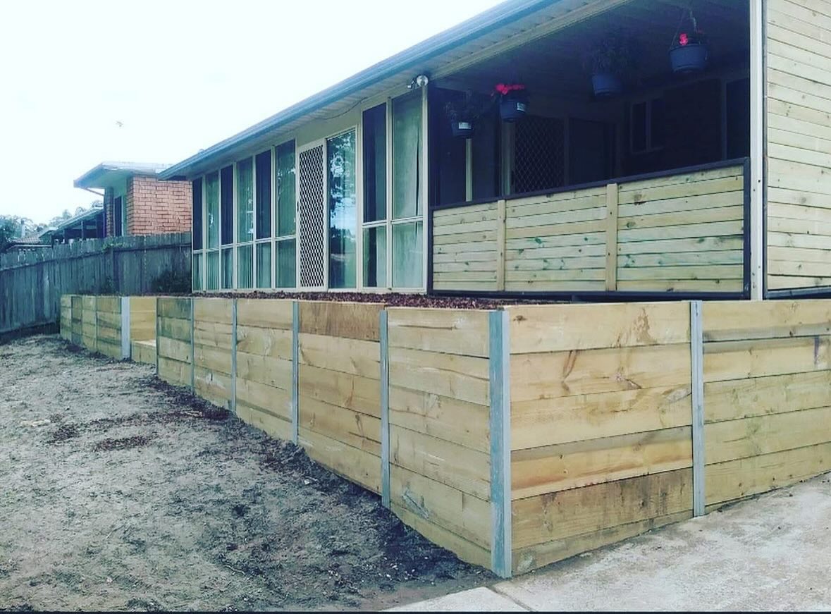 Steel post and timber retaining wall! Replacing an old rotten timber post wall! Making the job work for the clients budget!