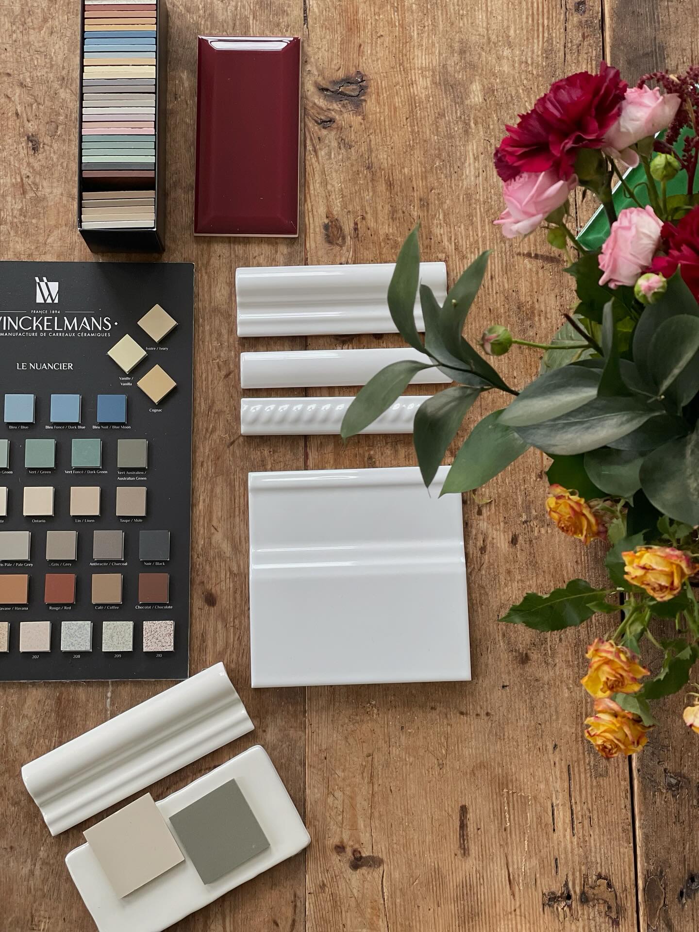 Alla de där små valen i en renovering..
Det många underskattar när de går in i en renovering är alla de små valen. Man kanske vet ungefär hur man vill ha det, men när det sedan blir skarpt läge och hantverkaren jagar på och vill ha svar nu genast så kan det lätt bli jobbigt. Det är just de små valen som avgör slutresultatet.
Hur väl matchar tapetens underton med kaklet? Vore det kanske ändå bättre att ha valt elfenbensvitt kakel snarare än klassiskt vitt? Det oktogonmönstrade golvet var ju en självklarhet, men hur läggs mönstret för att få en så fin övergång som möjligt mot väggen..? Och sen var det ju det där med fog, vad blir bäst där? 😳
Vi älskar att guida våra kunder igenom de här frågorna. Det är en sak att ta beslut, men det är en helt annan sak att ta beslut som man vet känns genomtänkta och som man vet kommer bli bra! 💫
Kontakta oss om du står inför en renovering - vi berättar gärna hur vi kan hjälpa dig!
#inredningsprojekt #renovera #renoveringshjälp #renoveragamlahus #gamlagårdar #gårdsstil #huspålandet #sekelskifteshus #sekelskifte #inredningsdesigner