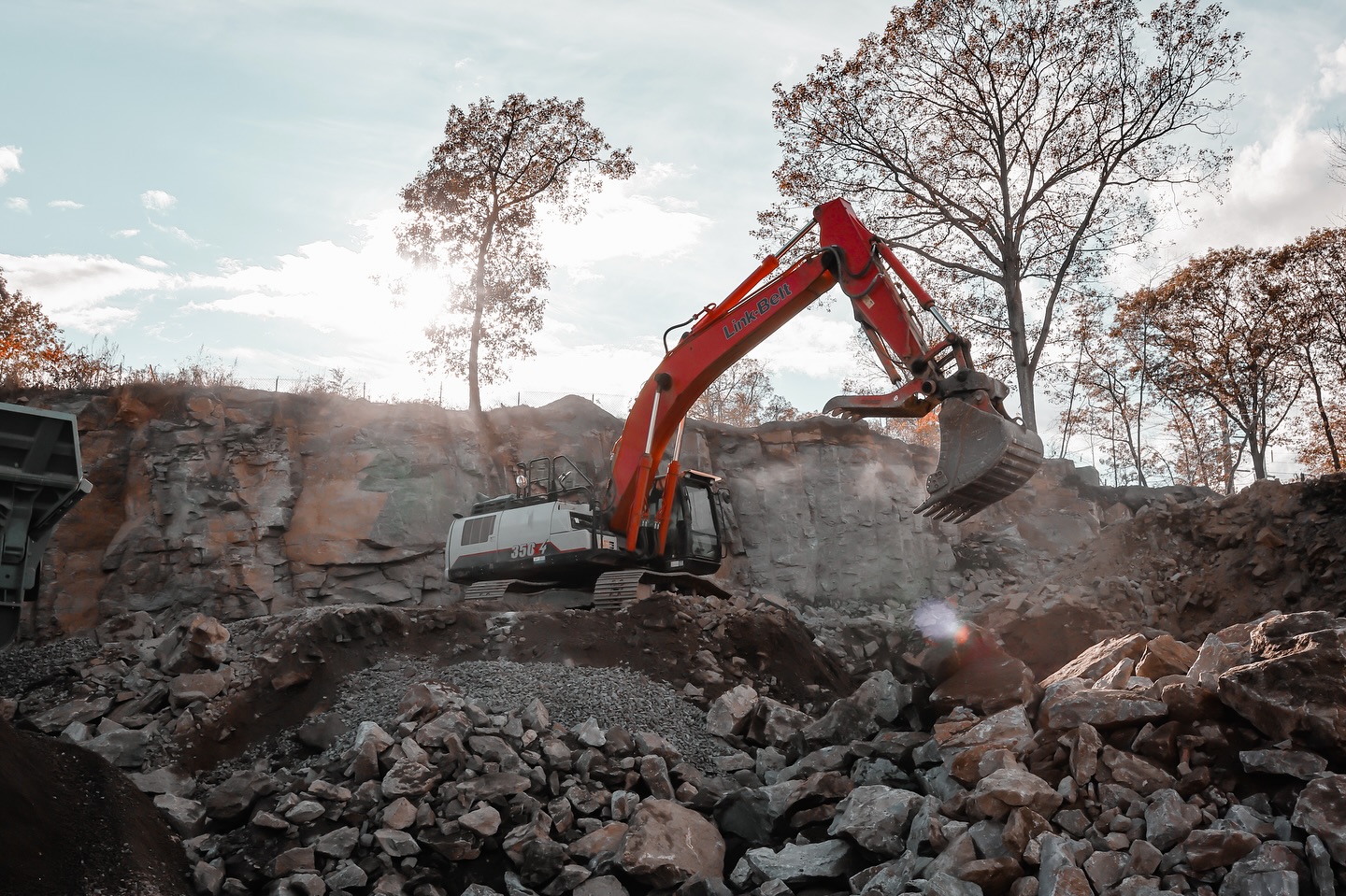 Still digging like day one! Our Link-Belt 350 Excavator just celebrated its 2,000-hour birthday.
#linkbelt #excavator #350 #ExcavatorLife #HeavyEquipment #ConstructionLife #Earthmoving #EquipmentGoals #JobSiteReady #BuiltToLast #WorkingStrong #ConstructionNation #MachinesOfInstagram #ConstructionEquipment #ExcavatorLove #OperatorLife #BigIron #EquipmentSpotlight #ConstructionDaily