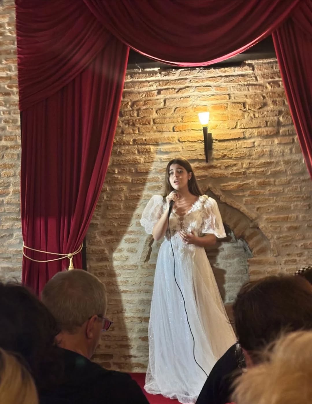 Congratulazioni, Amelie Lixandra! 🌟
La nostra alunna della terza media A ha ottenuto il Primo Premio al concorso Young Musicians, dove la sua interpretazione, ricca di sensibilità, ha emozionato sia il pubblico che la giuria. ✨ Siamo orgogliosi del suo talento e della sua dedizione! 🎶
Un ringraziamento speciale va anche alla Prof.ssa Dr. @ioana.ruxandra.turcu docente di Educazione Musicale, per il suo prezioso sostegno e la sua guida.
Felicitări, Amelie Lixandra! 🌟
Eleva noastră, din clasa a VIII-a, a obținut Premiul I la concursul Young Musicians, unde interpretarea ei plină de sensibilitate a emoționat atât publicul, cât și juriul. ✨ Suntem mândri de talentul și dedicarea ei! 🎶
Mulțumiri speciale dnei Prof. Dr. @ioana.ruxandra.turcu profesor de Educație Muzicală, pentru sprijinul și îndrumarea oferite.