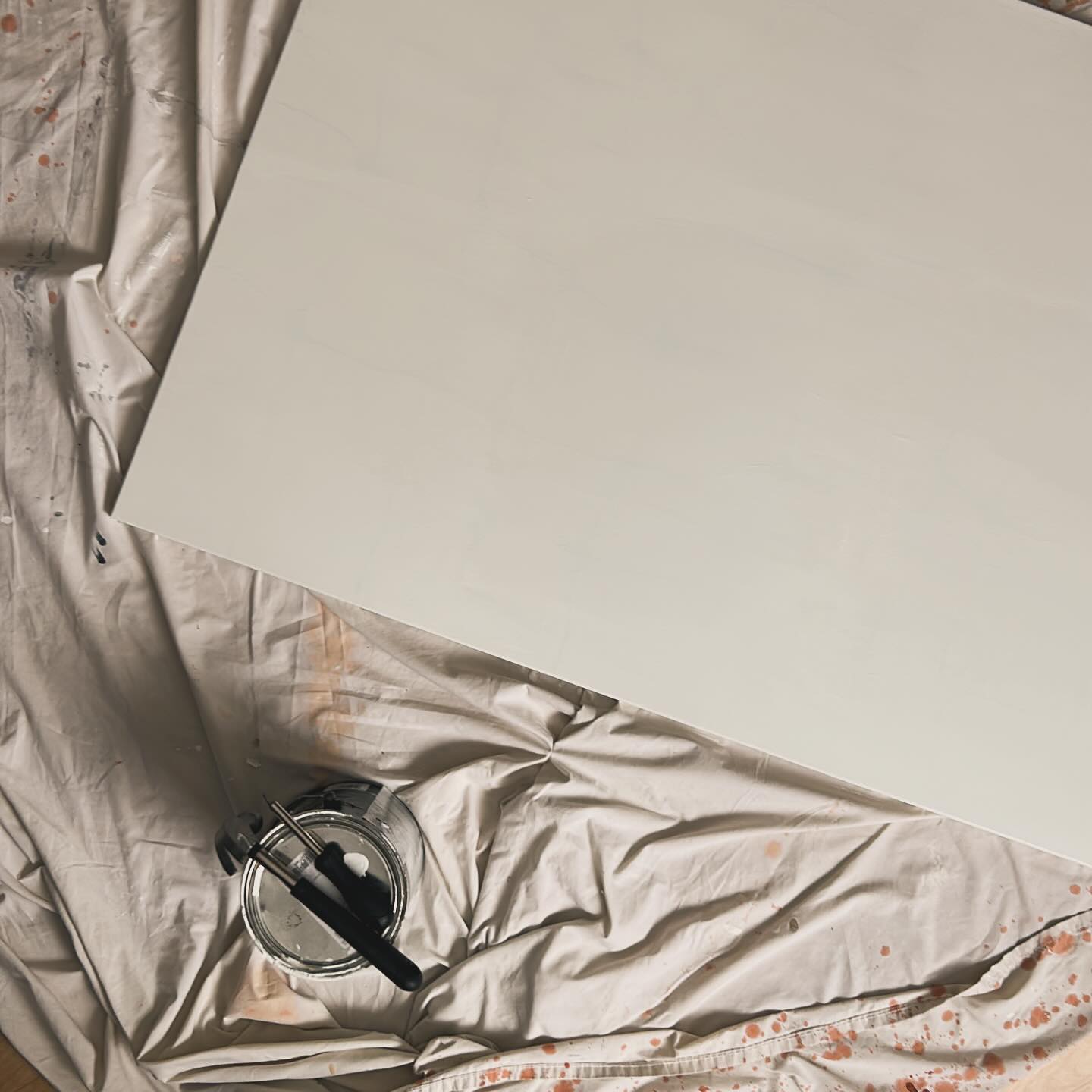 💭 The other morning I woke up with vivid patterns imprinted in my mind. Every time I closed my eyes, there they were. I’ve always been drawn to repetition and rhythm, so I’m trying to bring what I saw into form.
But first… we wait for the canvas to dry.
#niksenmoods
#paint
#blankcanvas