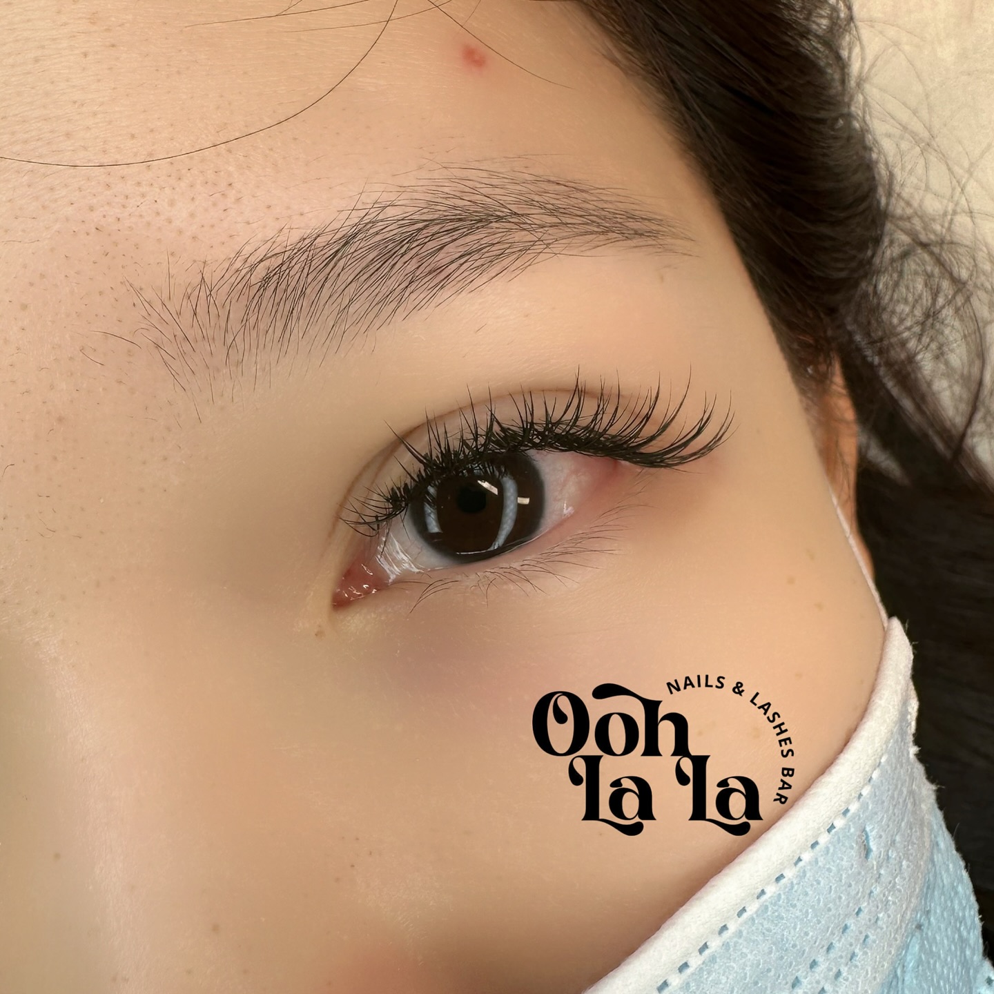 Cat eye design that gives a wing eyeliner look. 😍