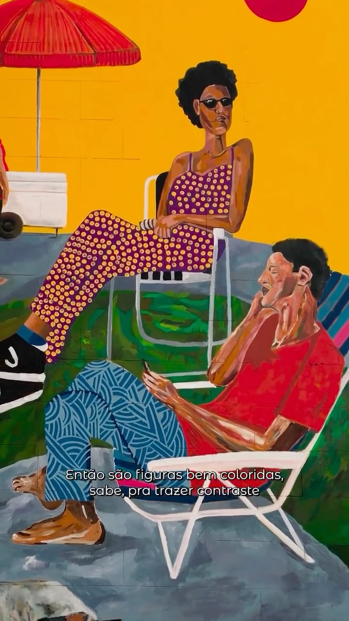 @julianismo_ chegou em BH com seu olhar afiado para o comum, e o poder raro de transformar o descanso em arte.
Na cidade sem mar, ela pinta a praça como quem desenha uma praia possível: lugar de descanso no meio do caos, onde o corpo encontra sombra e o tempo desacelera.
Entre causos, tecidos e o vaivém da Raul Soares, Julianismo cria uma pintura que respira junto da cidade.
Uma cena cotidiana que, de tão leve, parece inventar o ar.
Sua obra no CURA BH 2025 é um lembrete de que o extraordinário também mora aqui, entre os pombos, os bancos, os passos apressados.
Que a pausa também é um gesto político. E que, às vezes, o que a gente mais precisa é só de um pedaço de chão pra chamar de mar.
Com sutileza e afeto, Julianismo transforma o descanso em poesia visual.
Uma arte que não quer gritar, quer fazer respirar. 💫⛱️
SOL E PRAÇA
Obra de Julianismo no CURA 2025
Hotel Sorrento - Praça Raul Soares, 354
📸 @cambia.studio_
Equipe Fachada Hotel Sorrento:
Artista: Julianismo
Obra: Sol e praça
Assistentes de Pintura: Helder Cavalcante e Daniel Guimarães
Produtora de Base: Sara Awad
Ministério da Cultura, Governo de Minas e Prefeitura de Belo Horizonte apresentam CURA25
Patrocínio master: Claro @clarobrasil
Patrocínio: Shell @shell.brasil, Budweiser @budweiser_br e Uni BH @unibh
Apoio: Chico Rei @chicorei
Incentivo: Lei municipal de incentivo à cultura e Prefeitura de Belo Horizonte
Realização: Instituto Cura, @agenciaurbanadearte , SECULT MG, Governo de Minas Gerais, Ministério da Cultura e Governo Federal