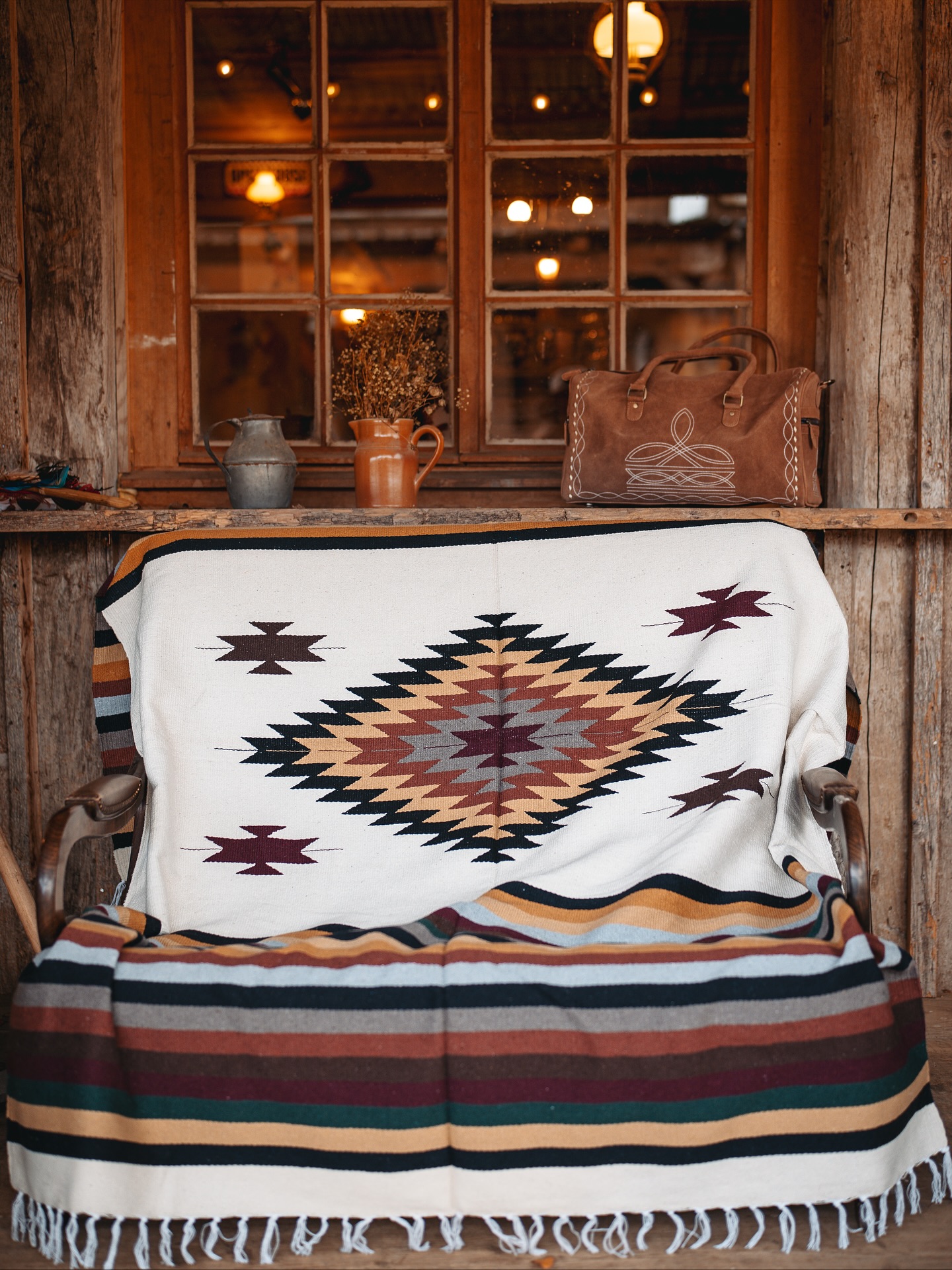 Ça, c’est clairement LE mood Wild Whispers 🔥
Du bois, des vibes de l’Ouest américain, nos accessoires préférés et un résultat dont on ne se lasse jamais pour notre dernier shooting automnale au @febus_king_ranch.
On enfile un chapeau, direction l’aventure (et quelques futures nouveautés)
Dites nous en commentaire si vous aimez cette ambiance !
#scenographie #thewildwhispers #ranchlifestyle #western #westernlifestyle #westernlifeandstyle #folk