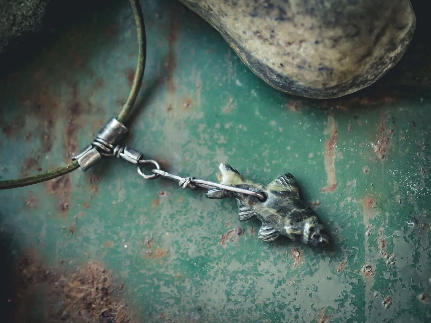 En mört! (Common roach)
.
#wabisabi #wabisabimaker #rockcarving #stonecarving #mört #fishjewelry #fisksmycke