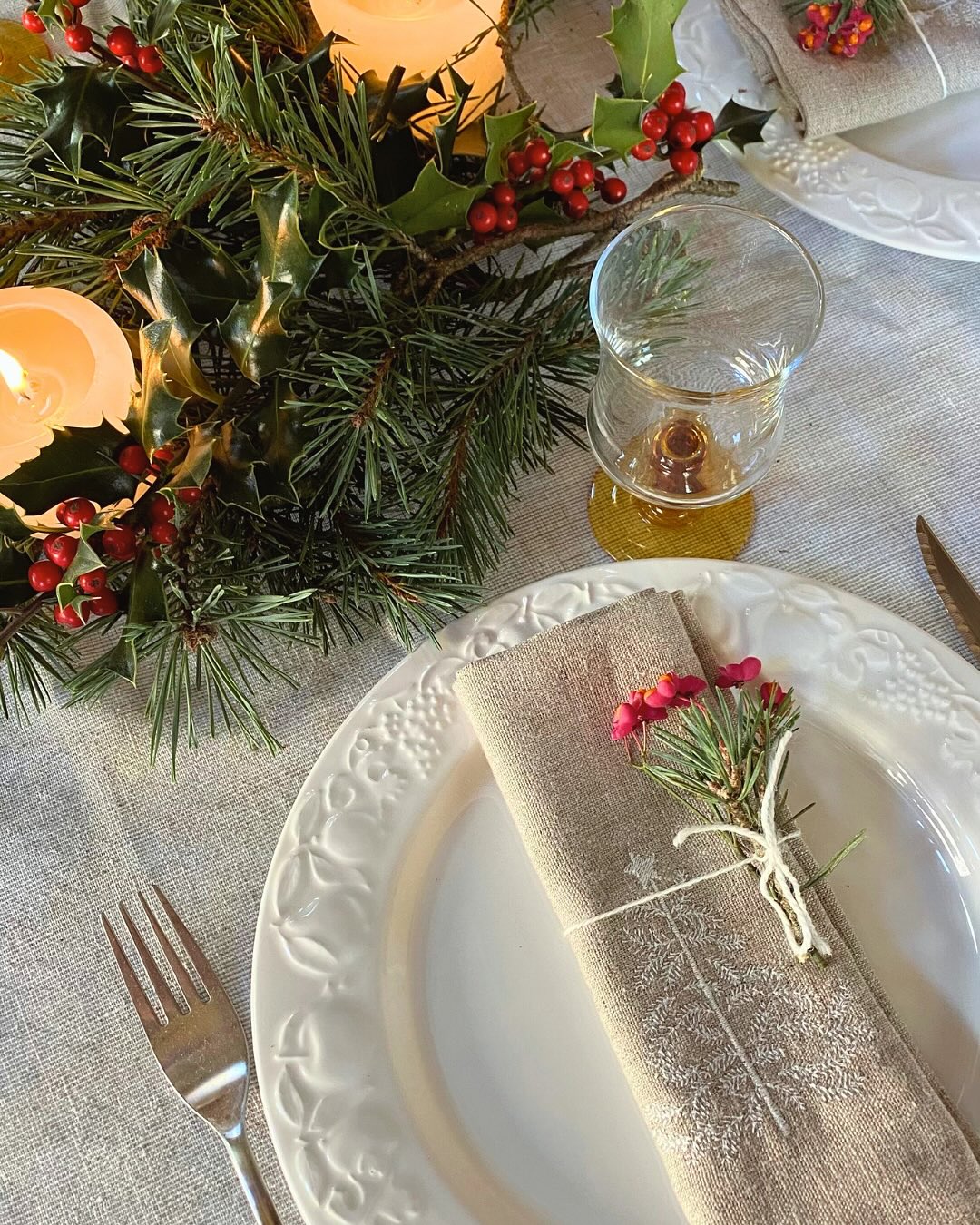 ✨ Voici la prochaine date à ne pas manquer…
Le Marché des Créateurs à la Ferme du Château de Corroy-le-Grand, les 15 & 16 novembre.
C’est toujours un plaisir de retrouver ce bel événement.
Quatrième édition pour moi et toujours la même joie de préparer ces moments de partage autour du lin et du fait main.
Je serai présente avec mes essentiels en lin : linge de table, de cuisine, de bain, serviettes brodées pour Noël 🎄.
Des pièces pensées pour apporter douceur et lumière à la maison ou pour offrir un cadeau plein de sens.
Hâte de vous y retrouver, pour échanger, toucher les matières et partager ce petit moment hors du temps ✨.
Alors, qui passe me voir 🌾 ?