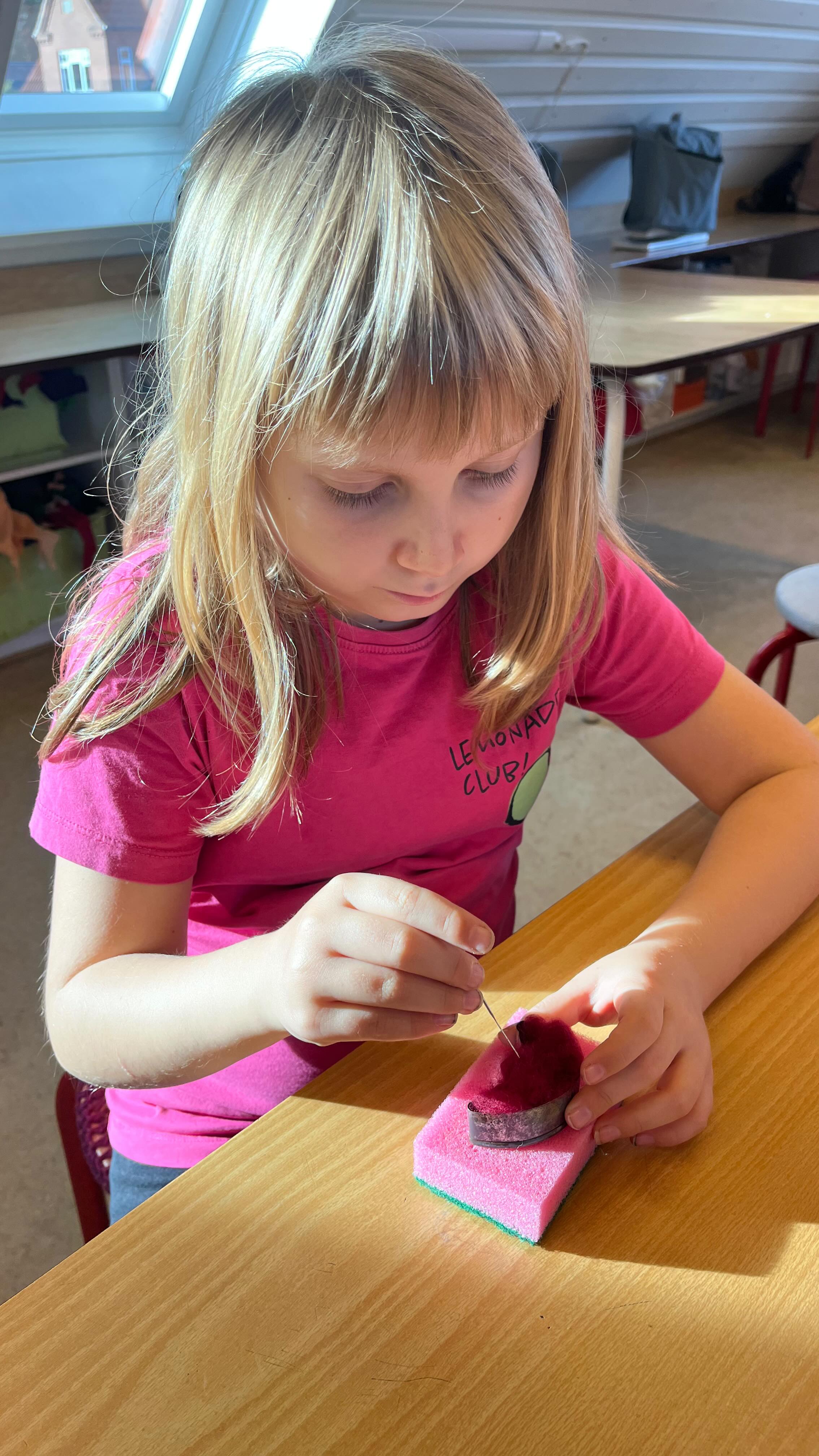 STIK-STIK-STIK-STIK-STIK… OG PLUDSELIG HAVDE DE FILTET de fineste, fineste sager 😍👌
Der kom søde dyr, sjove emojis og selvfølgelig også flotte græskar ud af det, da 3. klasse havde nålefilt på skemaet i håndarbejde, for det var lige i Halloween-ugen, det hele foregik 🐶🐥😍😜🎃
Vi havde nemlig lærerpraktikant Joan på besøg i håndarbejde i 3. klasse, og hun introducerede eleverne for nålefilt 🪡
Det har været rigtig sjovt at opleve, hvordan en klump uld, med en masse (som i EN MASSE) stik med en nål, blev til små, fine kunstværker - og eleverne var dybt optagede og fuldt koncentrerede om opgaven 😃👌
Det er altid dejligt med nye input og ideer ‘udefra’ - og vi elsker at være med til at uddanne de kommende lærere, som jo udfører ‘verdens vigtigste job’ ❤️
#Håndarbejde #NyInspiration #Nålefilt #Lærerstuderend #Lærer #Undervisning #3klasse #Kreativitet #Fællesskab #Friskoleliv #Friskole #HerningFriskole #EtGodtStedAtLæreVæreOgVokse