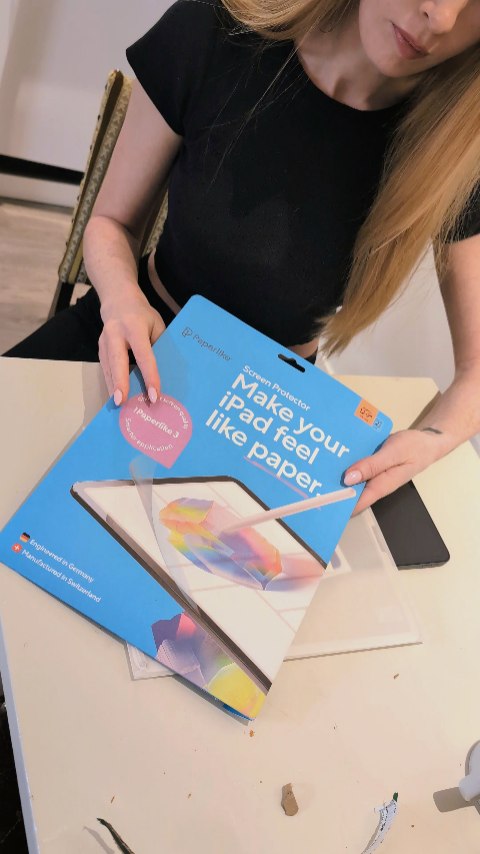 //ad//Annonse
Endelig har jeg fått den helt nye Paperlike 3! ✨🥳 Jeg har siden april i år brukt Paperlike 2,1 og jeg syns tegneopplevelsen er så mye bedre enn å tegne direkte på skjerm.
Paperlike 3 er en oppdatert versjon og som også er enda enklere å installere.
Gleder meg til å prøve! ✨