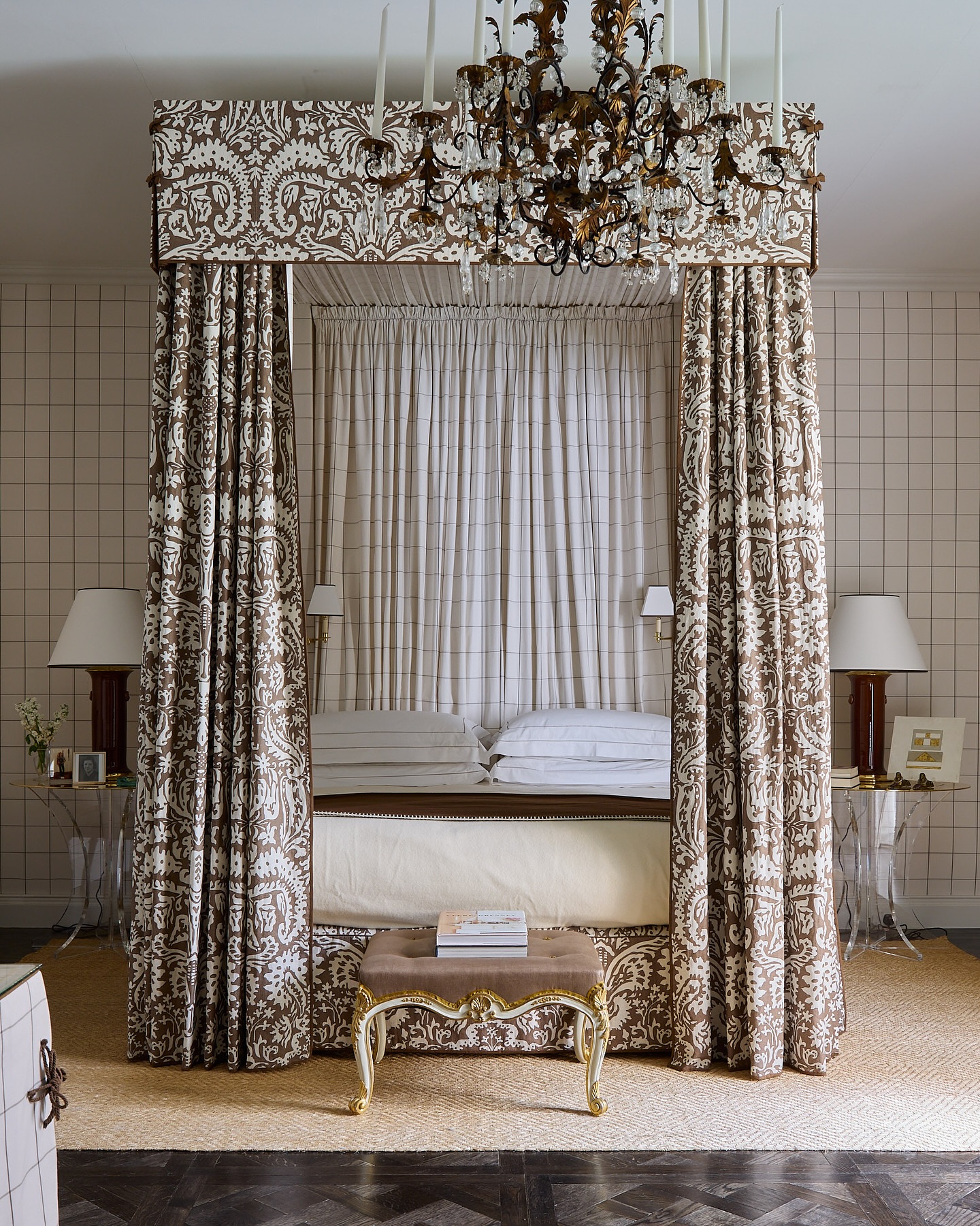 Reminiscing on the beautiful four-poster in our WOWHouse bedroom, using our Suffolk Damask in Brown, with walls covered floor to ceiling in our Woodman Check.
Both fabrics available through Schumacher
Photographed by @boz_gagovski