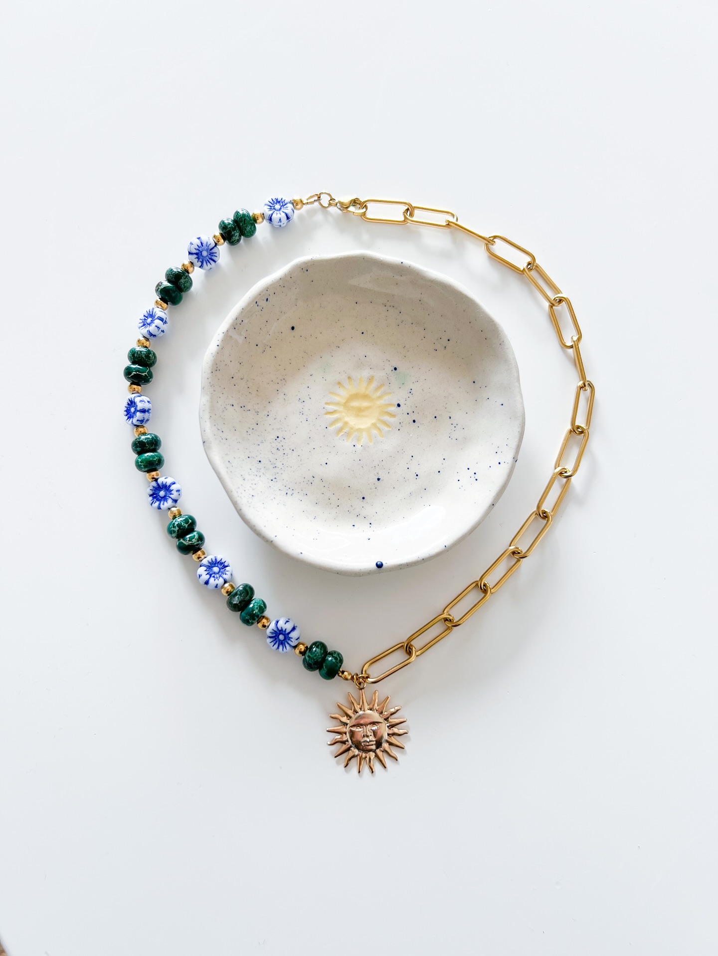 La success story du collier Florette.. 🍃
À l’origine, je l’ai créé avec des perles vertes en verre chinées sur une brocante à Paris — un vrai coup de cœur (pour moi… et pour vous aussi). Quand la brocante est tombée à court de ces perles, j’ai eu du mal à me résoudre à le laisser disparaître.
Alors Florette a changé : ses feuilles en verre sont tombées pour laisser la place à des pierres naturelles, de la Jaspe impérial, pour qu’il continue de vivre — différemment, mais toujours avec la même énergie 💚
Aujourd’hui encore, il reste l’un de vos bijoux préférés… !