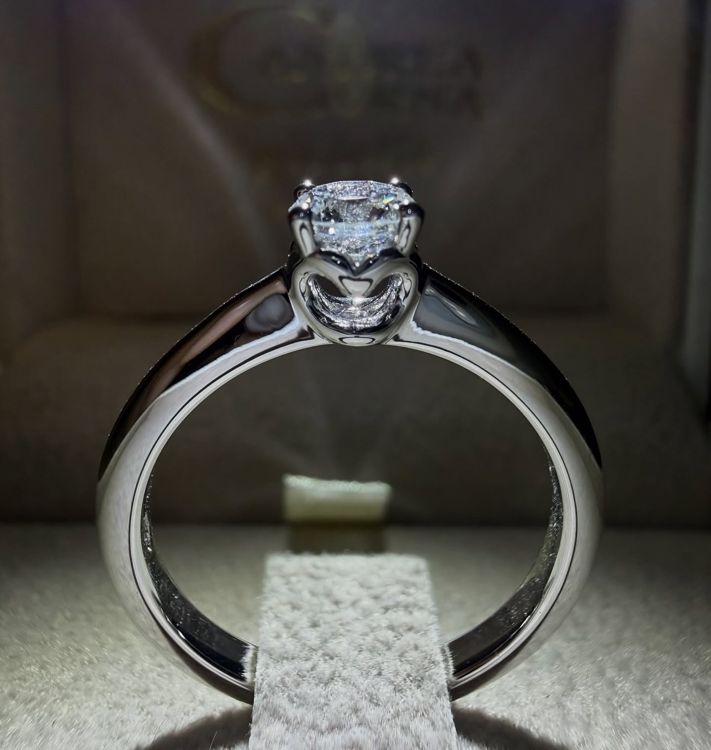 Anello solitario in oro 18kt realizzato nel nostro laboratorio. Cura del dettaglio nella realizzazione del castone con un cuore, con incastonato un diamante naturale da 0,7ct colore G purezza VS.
L’idea perfetta per la proposta o qualsiasi altra occasione!
Visita il nostro sito web, link in bio 👆
Ti aspettiamo in negozio, solo da Gioielleria Corna!
#diamanti #diamons #anellosolitario #orobianco#gioielli #italianjewelry