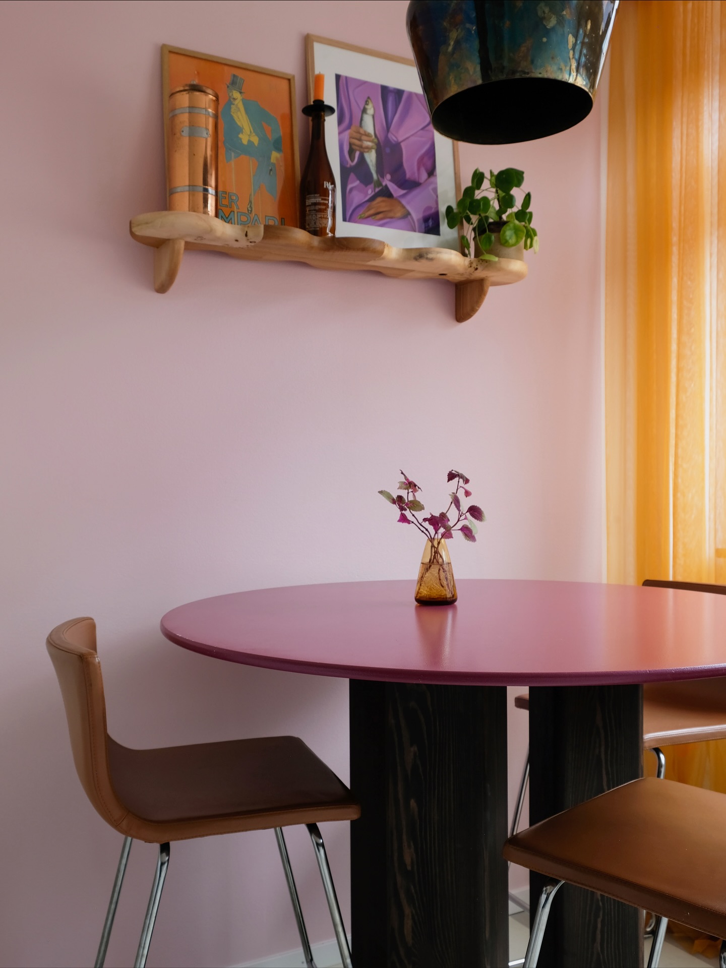 Moody weather outside, sunshine inside🌸☀️
I must say, this pink square and those yellow curtains make all the difference in our kitchen, a little bit of sunshine on a grey November day💛