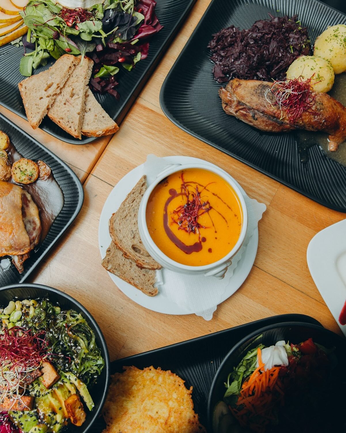 🎄 Die schönste Zeit des Jahres rückt näher – und bei uns duftet’s schon nach Winter!
Freut euch auf festliche Gerichte – von cremiger Kürbissuppe über knusprige Gänsebrust & Entenkeule bis hin zu frischen Salaten und asiatischen Bowls.
Ob weihnachtliches Dinner, gemütliches Beisammensein oder Lunch mit Freunden – im Kaffeehaus wird’s genussvoll. ✨
Reserviert gerne euren Tisch in der Adventszeit
#Weihnachtszeit #KaffeehausSolingen #Winterküche #SolingenEssen
@lisalewiin