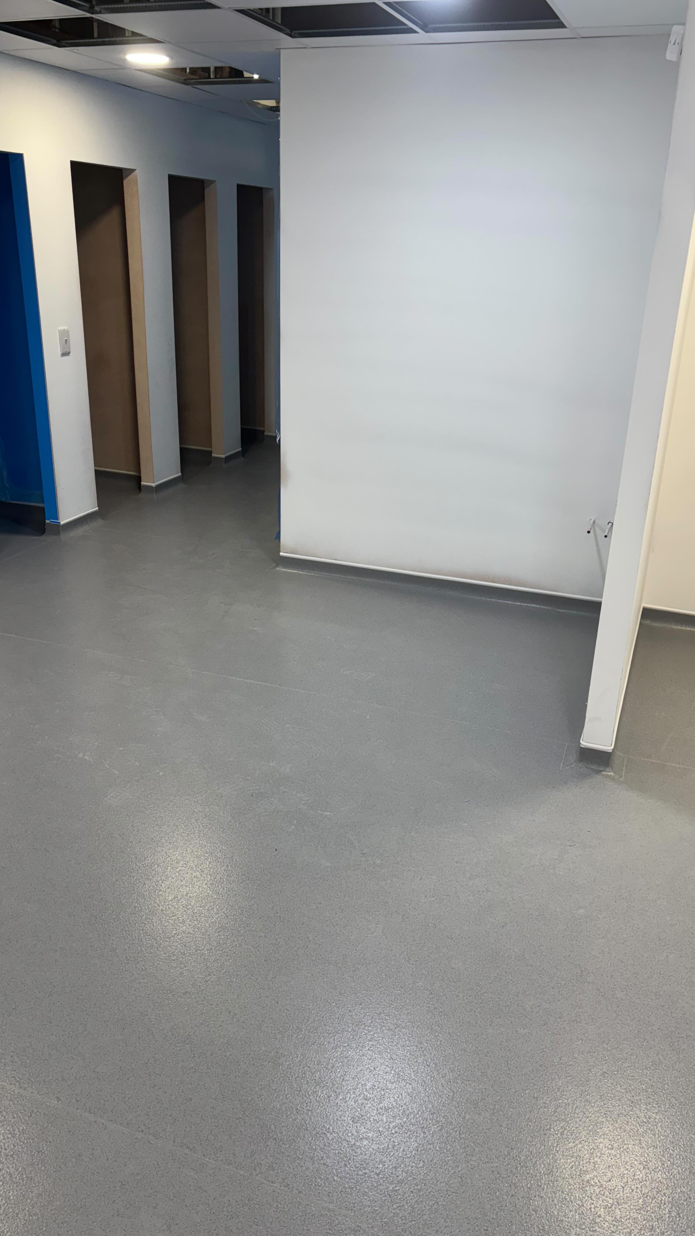 Itβs not all domestic LVT work at GJU Flooring. This week was a commercial job fitting @polyflorltd vinyl siteformed to a new changing room area for @cafrail_uk ππ»ππ»
#manchesterfloorlayers #manchesterlvtfloor #manchesterfloorfitter #vinyl #siteform