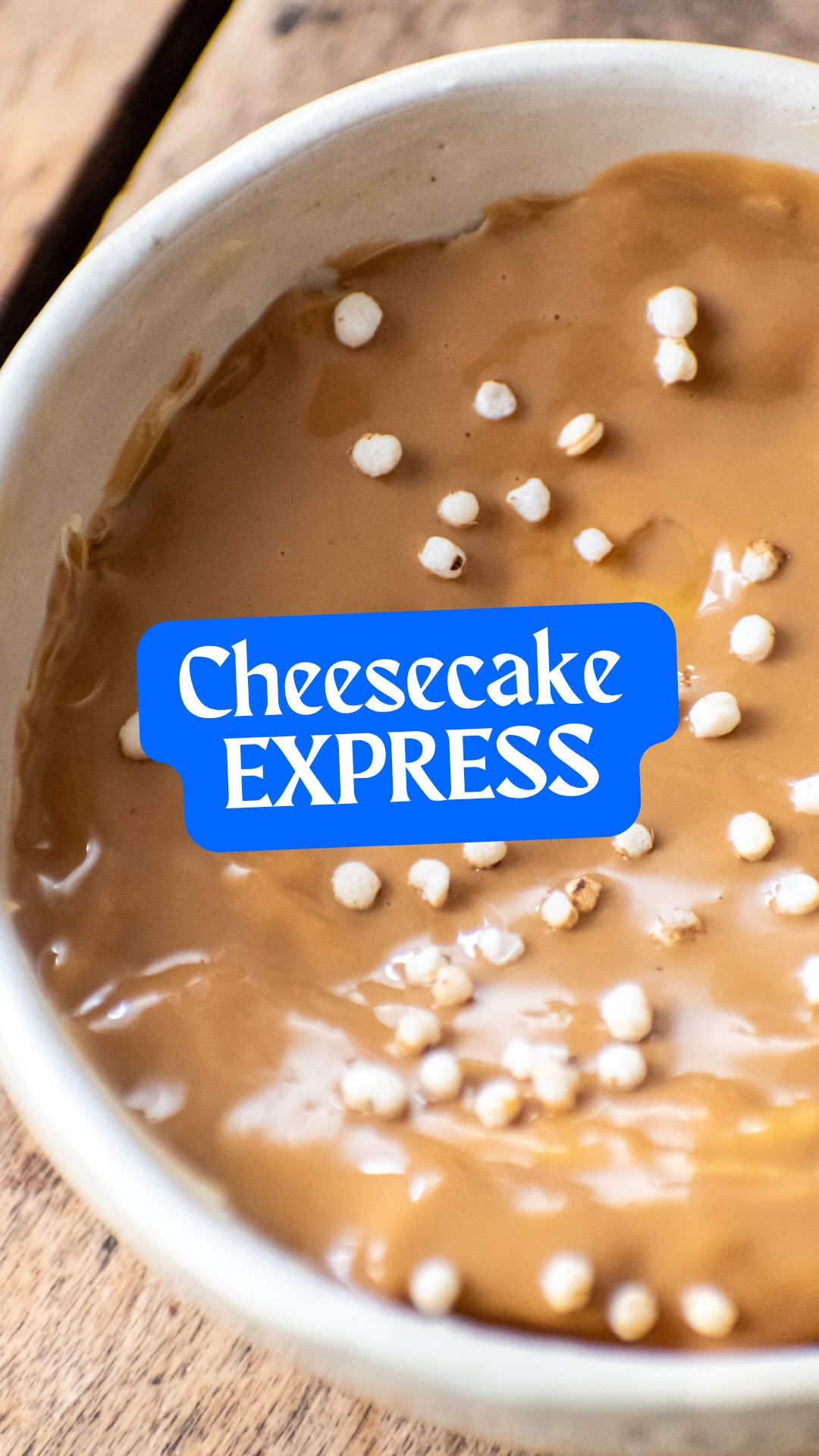 🥣 Cheesecake express du matin à préparer la veille !
Envie d’un petit-déj qui change du bol de céréales ?
Ce cheesecake rapide se prépare en 5 minutes chrono… et cuit pendant que vous faites autre chose.
Résultat : un petit bonheur fondant, riche en protéines et naturellement sucré 😋
✨ Ingrédients pour 1 portion :
• 120 g de yaourt à la grecque
• 1 œuf
• 1 banane bien mûre
• 20 g de farine semi-complète
• ½ c. à café de cannelle moulue
👩🍳 Préparation :
. Mélangez tous les ingrédients dans un bol.
. Versez dans un petit plat ou ramequin.
. Cuisson express :
. Micro-ondes : 5 à 6 min à puissance max
. Après cuisson ajoutez le topping de votre choix, ici nous avons opté pour de la pâte de spéculoos et du quinoa soufflé.
🫐 Astuce Biochamps :
Laissez reposer au frais toute la nuit et ajoutez le matin ton topping préféré : fruits frais, beurre d’amande, éclats de noisettes ou granola maison 🌿 tout est permis !