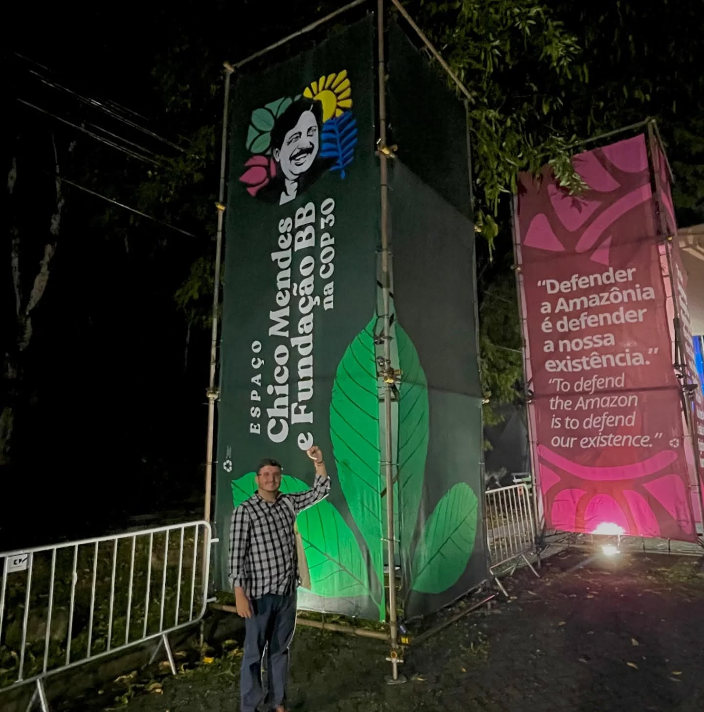 🌎✨ Dia 0 da COP 30: uma abertura cheia de propósito!
Estivemos presente no Espaço Chico Mendes e Fundação BB na COP 30, acompanhando o início das atividades da COP, um momento histórico de escuta, conexão e inspiração.
Tivemos a honra de ouvir a Ministra Marina Silva (@marinasilvaoficial), sempre brilhante e firme na defesa da vida e da floresta, além de representantes dos Povos e Comunidades Tradicionais, do CNS, FEPIPA, SEBRAE, Banco do Brasil, Comitê Chico Mendes, entre tantos outros que constroem, na prática, o caminho para uma transição justa e sustentável.
Encontramos parceiros, reencontramos amigos e, acima de tudo, sentimos a energia viva de Chico Mendes, lembrando que cuidar da floresta é também cuidar das pessoas. 🌳💚
Seguimos por uma Amazônia viva, onde a sustentabilidade real acontece nos territórios! Está só começando a COP 30!
#somosemboé #emboenacop30 #cop30 #cop30nopará #museuemiliogoeldi #chicomendes #espaçochicomendes