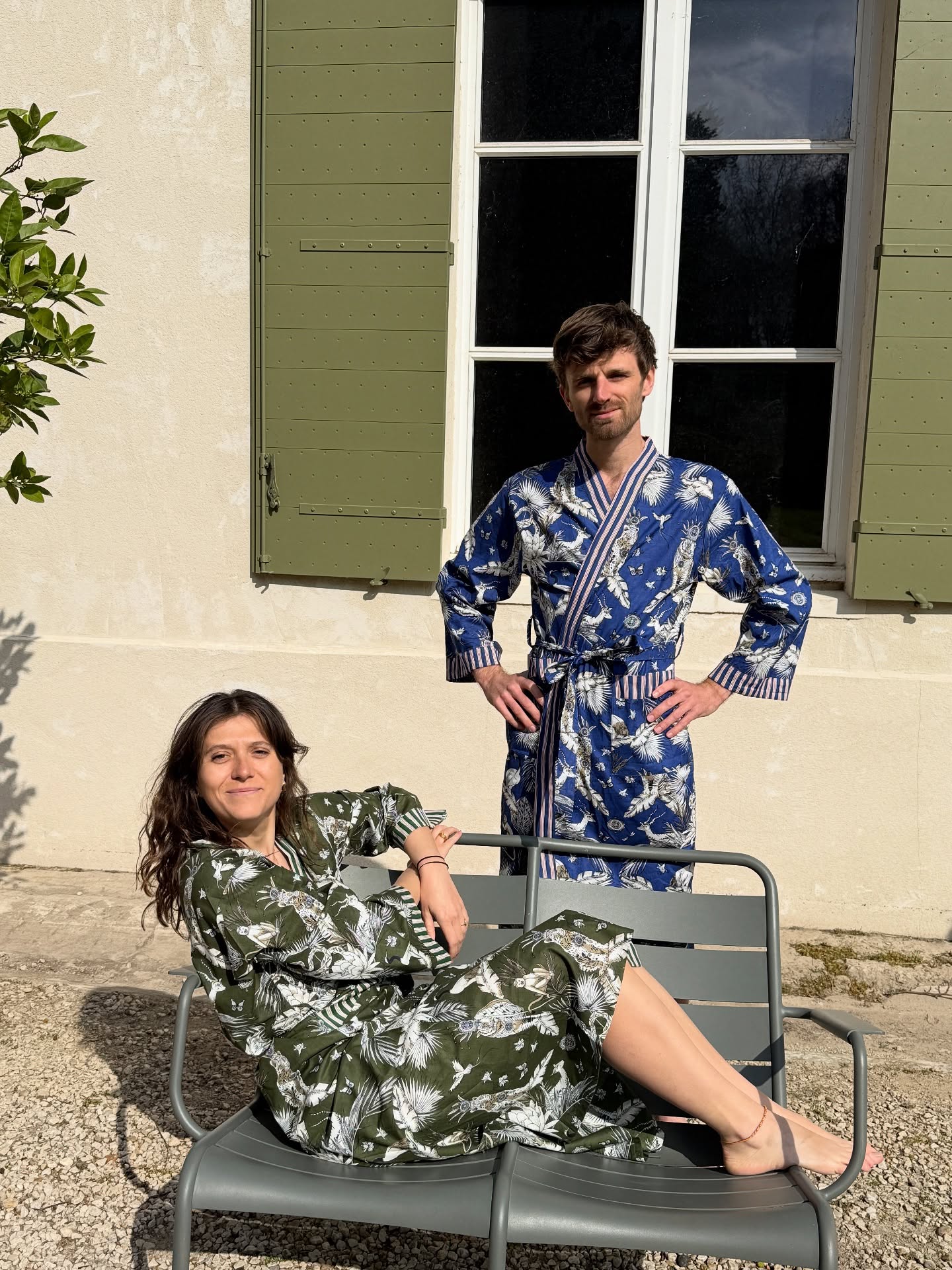 ✨ Les Kimonos en Duo ✨
Des matins tout en douceur 🌿💙
Imprimé jungle indienne, en vert ou en bleu, nos kimonos se portent à deux…
Pour des matins câlins et chic ☕️
Légers, élégants, et remplis de cette petite touche de bonheur qu’on aime tant 💫
En vente sur l’e-shop
Lien en bio
#ObjetsDesClos #DomaineDesClos #KimonoLove #Artisanat #ModeEthique #MadeWithLove #Provence #IndiaVibes