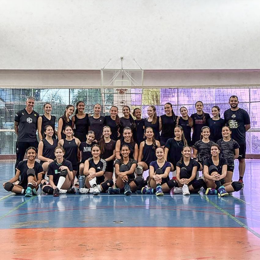 Os preparativos para o CBS 2026 já estão a todo vapor 🔥
O departamento de seleções tem atuado frequentemente no preparo e seleção de atletas para um futuro promissor ao Campeonato Brasileiro de Seleções (CBS) 2026. Às atletas da categoria sub-14 estão desenvolvendo um importante papel para estarem preparadas ao referido campeonato. O esforço, garra, dedicação e compromisso é prova de quem ama o voleibol do nosso estado 🏐💙
Seguimos firmes no preparado dentro e fora de quadra com treinos e seletivas para proporcionar o melhor para o voleibol no nosso estado e fora dele 👊🏼🤝🏼