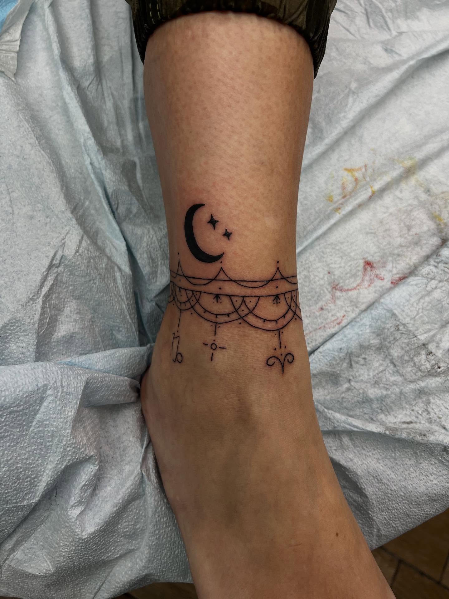 Super cool freehand anklet Tattoo from this weekend..thanks for looking