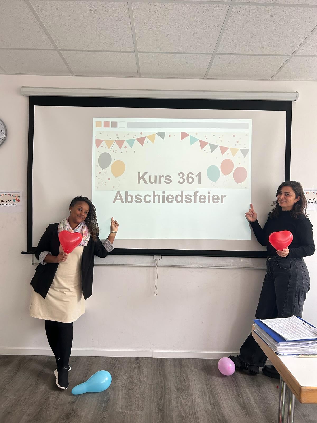 „Bei der Abschiedsfeier des Kurses 361 war es für uns Lehrkräfte und auch für die Teilnehmenden ein ganz besonderer Moment. Die Teilnehmenden hielten kurze Präsentationen über ihr Leben in Deutschland während der vergangenen 14 Monate (Kursdauer).
Es war wunderschön zu sehen, wie sehr sich alle in dieser Zeit entwickelt haben und wie die Gruppe zu einer kleinen Familie zusammengewachsen ist. 🫶🏻
Areti und ich sind sehr dankbar, dass wir so tolle junge Menschen kennenlernen und unterrichten durften“! 😊
@rafaela_coisinhas ♥️