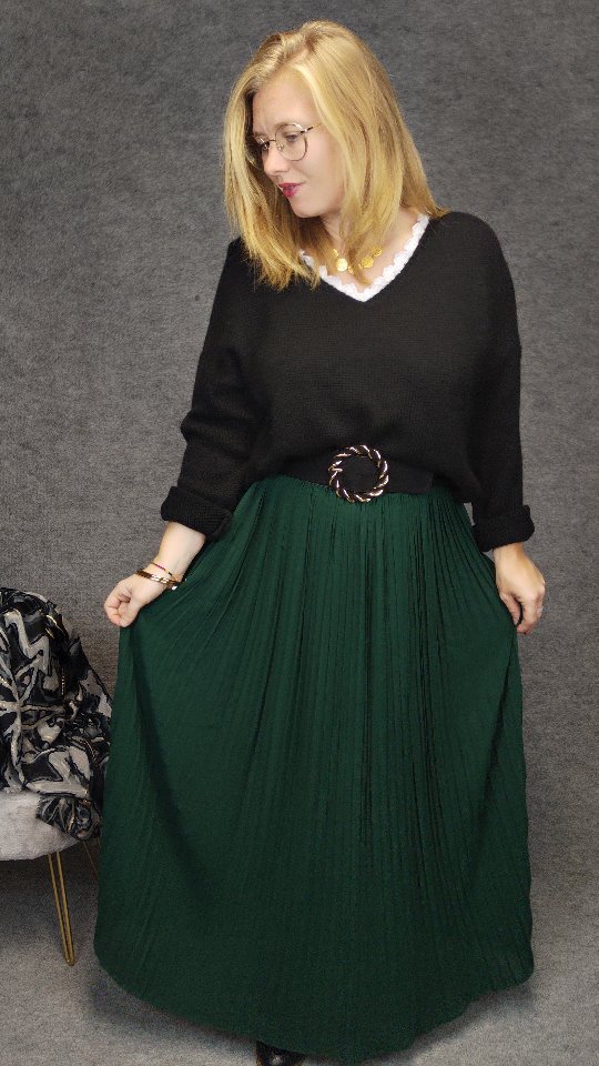 Brille sans en faire trop parce que la féminité, c'est avant tout une attitude 💫
La jupe plissée, c'est ce petit quelque chose qui fait toute la différence 💖
Elle ondulé, elle capte la lumière, elle accompagne tes mouvements...
Et surtout, elle te rappelle que tu mérites de te sentir belle, même sans occasion spéciale 😍
La jupe Olivia, c'est une ode à la douceur et à la confiance.
Tu la portes🫵 tu rayonnes ✨
.
.
Disponible dès maintenant sur l'eshop (lien en bio)
.
.
.
#modchadeschoux #lookdujour #stylefeminin #jupeplissée #modefemme #confidenceenfemme #ootdfemme #eshopfemme #conseilenimage #morphofemme #tenueinspirante #feminité #allier #creuzierlevieux #vichy