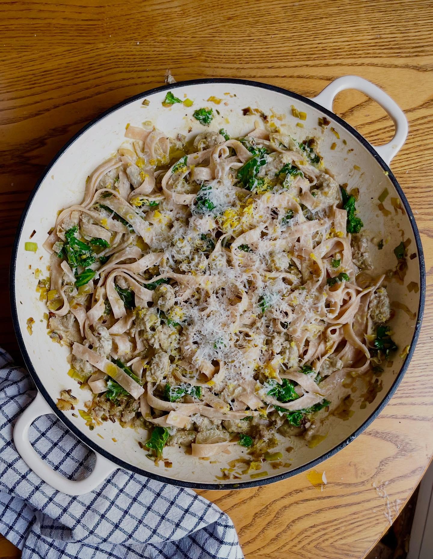 Sausage, Fennel & Leek Tagliatelle🥬
This dish is SO tasty, and absolutely packed full of protein with The Jolly Hog’s delicious pork sausages and our Sunny & Luna lentil tagliatelle, you can get a double portion of veggies.
This also works so well with plant-based protein, as the fennel and leek flavours are the showstopper in this dish.
Serves 2
You’ll need:
Sunny & Luna Lentil Tagliatelle
1 large leek, thinly sliced
Half a small fennel, thinly sliced
3 quality high welfare sausages (we used @thejollyhog Leek Porkers) or 3 plant-based sausages (we love @beyondmeat Sausages)
50g creme fraiche or plant-based cream
Lemon
Extra virgin olive oil
Heat 2 tbsp oil in a large pan and add the leeks and fennel. Cook for 6-7 minutes until softening and starting to caramelise. Remove from the pan and return the pan to the heat. Squeeze the sausage meat out of their casings, pinching them off in small balls into the pan. Use a spatula to break up the meat into even mince-like pieces and cook for 10 minutes, or until all pink meat is gone, the juices are clear and the meat is starting to brown. Meanwhile, bring a pan of salted water to the boil and add the tagliatelle. Cook for 2.5 minutes until softening but still al dente (it will keep cooking in the pan). Add the leeks and fennel back into the pan with the sausages and allow to warm. Once the tagliatelle is done, use tongs to transfer it straight to the sausage and leek mixture, bringing some of the pasta water along. Toss to combine, season generously and add the juice of half a lemon and a dollop of creme fraiche. Stir together and plate. Top with lemon zest and parmesan.