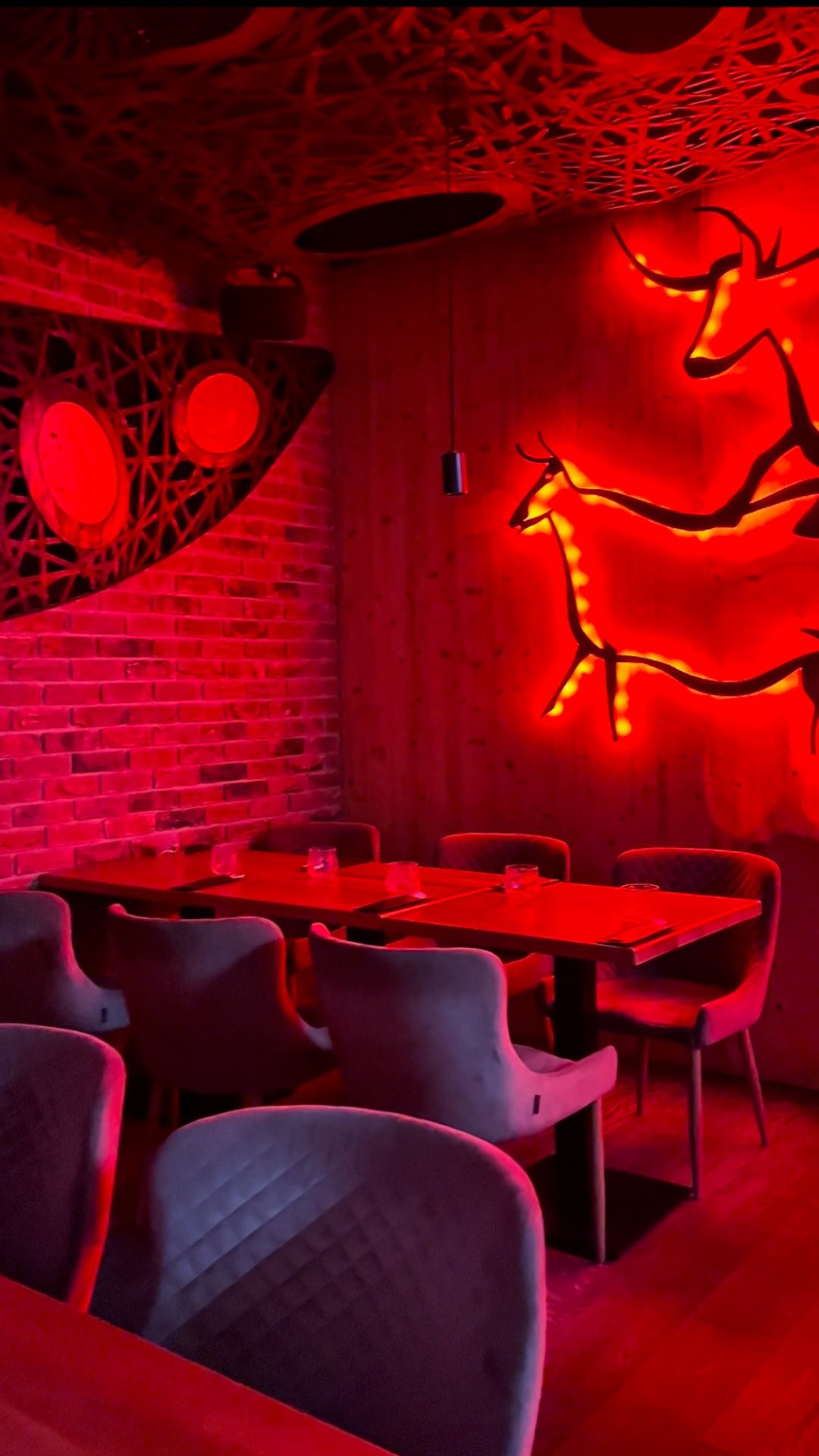 Minulý týždeň nám dorazilo legendárne WAGYU Kagoshima A5 🥩🔥
Ešte ho máme pár kusov,ale takéto mäso sa u nás dlho neohreje. 🔥
Ak ste ho ešte nestihli ochutnať, určite sa zastavte u nás v MEETMEAT.
#wagyu #wagyukagoshima #wagyusteak #wagyubratislava #steakhouse #steakhousebratislava