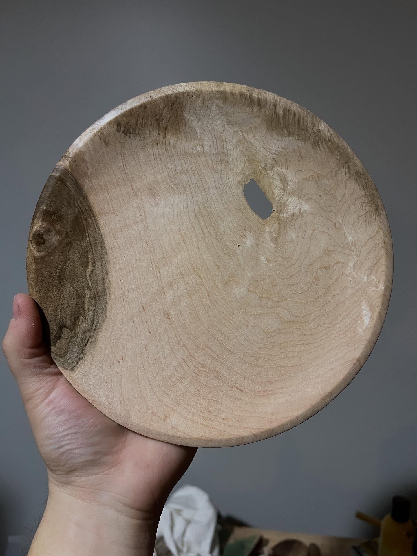 a really fun thin plate i made with a nice inclusion! its curly maple (i've been having a lot of fun with this large stock of curly maple lately)
#smallbusinesssupportingsmallbusiness #smallbusinessowner #smallbusiness #smallbusinesssupport #smallbusinessnj #wood #woodworking #plate #bowl #maple #homemade