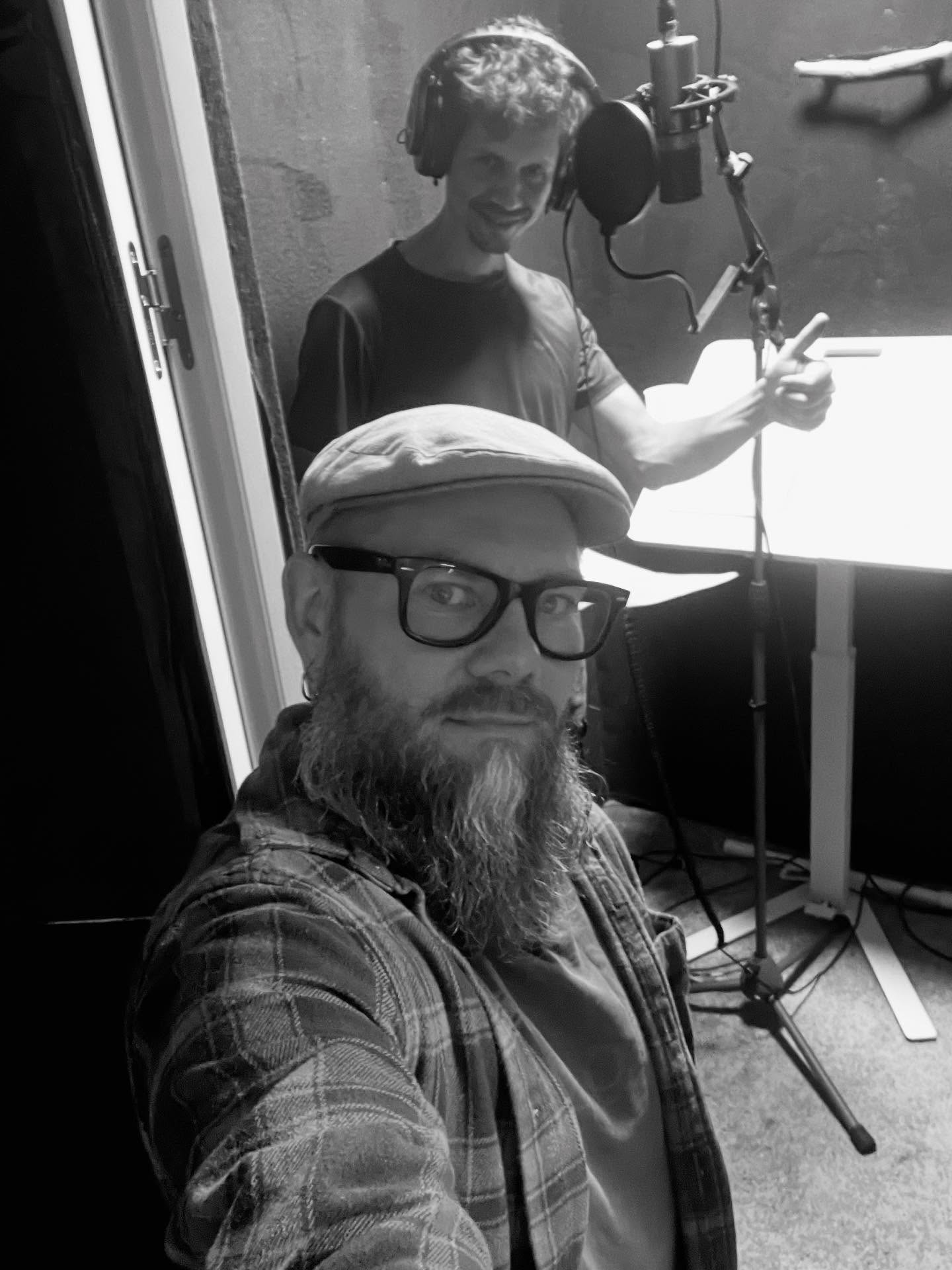 Kyllä oli mukavaa tehdä töitä seuraavan Pakistaniin supertähden kanssa herra Sunjib😃🎼 tehtiin niin kovaa ja timanttia, että levyllinen uutta musaa olisi tulossa 😃🎼
#musiikkistudio #äänitykset #uuttamusaa #studio #äänitysstudio #artisti #musiikkituottajat