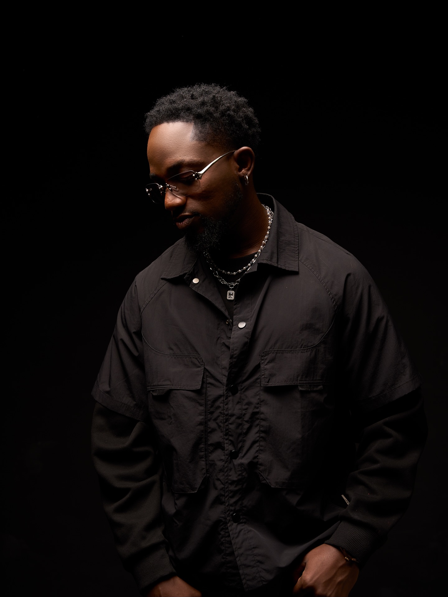 If you smell greatness, na me mess…..Good music on the way🎼🎶
.
.
. 📸 @kenzartafricaa