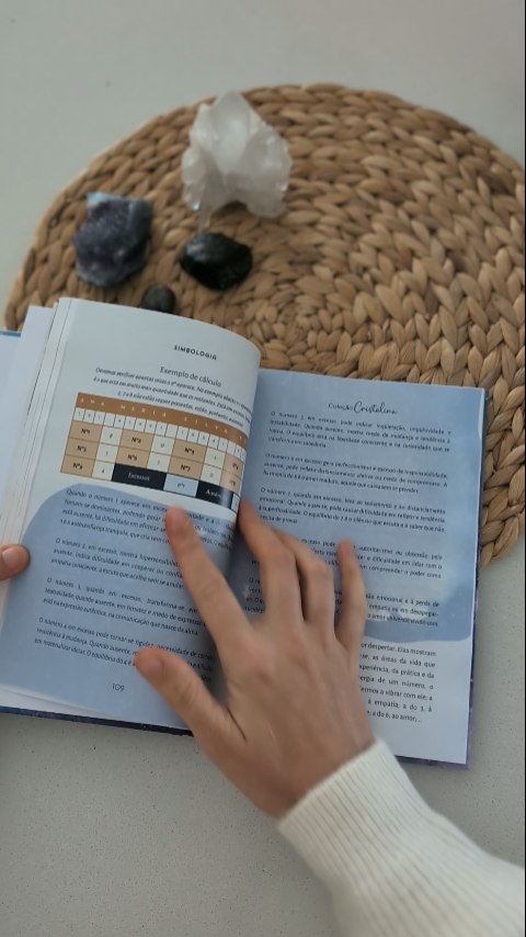 Já tens o teu? Este capítulo é um mergulho profundo na linguem simbólica, ajuda te a perceber o que a tua intuição te diz, qual o teu propósito, a tua missão, os teus maiores desafios e como supera-los, através da linguagem simbólica.
A compra do capítulo com cristais e programa de 28 dias inclui ainda a maravilhosa oferta de um conjunto de runas.
Disponível em exclusivo em www.jami.pt ♥️
#simbologia #flordavida #numerologia #CristaisEnergéticos #curacomcristais #reiki #fengshui #pentagrama #protecaoespiritual #protecaoenegetica #symbols #olhodehórus #buda #chakra #portal #colecaocristalina #MagiaDosCristais #CristaisPortugal #Cristaloterapia #litoterapia #cabalistica #espiritualidade #autocura #DespertarEspiritual #lojadecristais