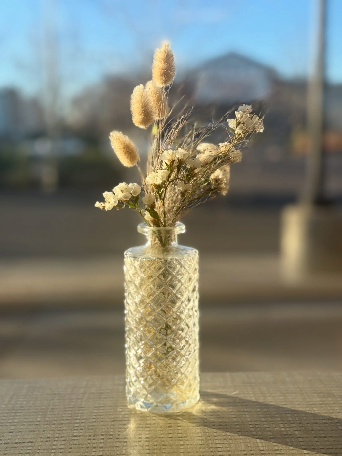 We are honored to celebrate 3 years of providing flowers for @cfalongmont ! Their support has been absolutely foundational, allowing us to supply them with the freshest blooms throughout the growing season and switch seamlessly to our gorgeous dried flowers from the farm during the winter months.
In November’s flowers you’ll see bunny tails, muhly grass, explosion grass and white statice. It calls for elegance and a nod to Autumn.