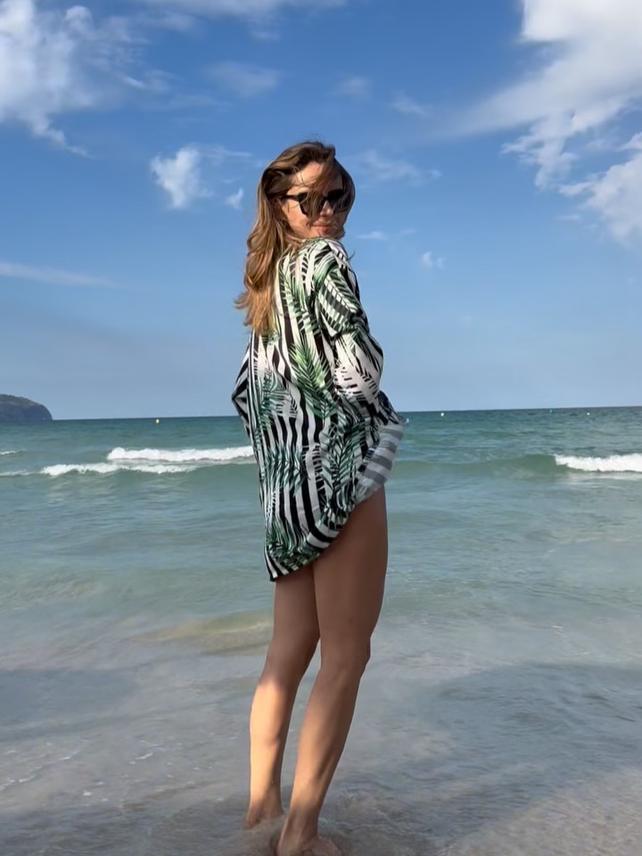 A little sun, a little sea, and my Two Lum kimono. âď¸
#twolum #twolumwomen #twolumvibes #twolumstyle #twolumkimono #festivalstyle #summerenergy #beachmood #sunvibes #effortlessstyle #bohochic #limitededition #madeineurope #slowfashion #summervibes #luxurylifestyle #resortwear #sunshineandstyle #feelitwearit #freespiritfashion