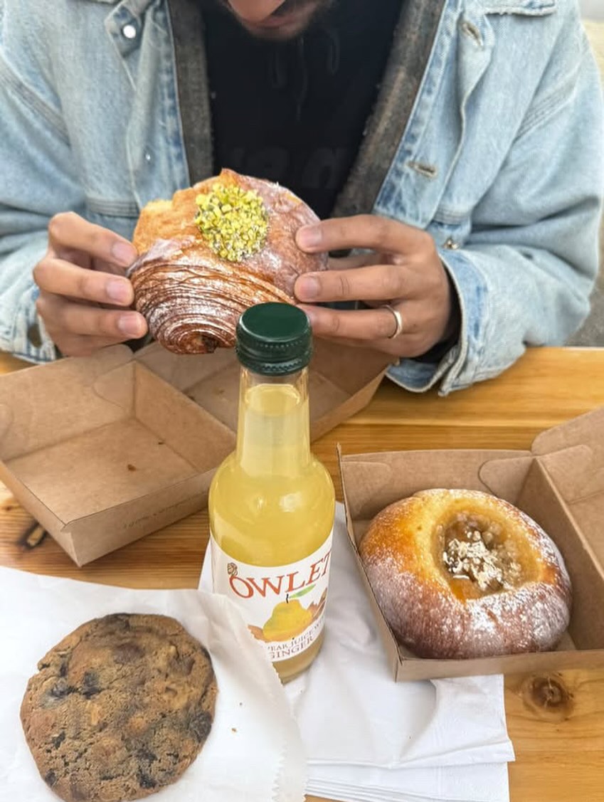 Spotted our juice (as well as some INCREDIBLE looking baked goods) at @subabakery - I know where we're going for breakfast next weekend! š
Have you tried our Pear & Ginger juice? It's perfect for this time of year - seasonal fruit grown here @loddingtonfarm with a warming hint of spice šš«
š· Thanks for sharing @quartercupteaco!
#farmtoglass #pearandginger #londonbakery #owletjuice