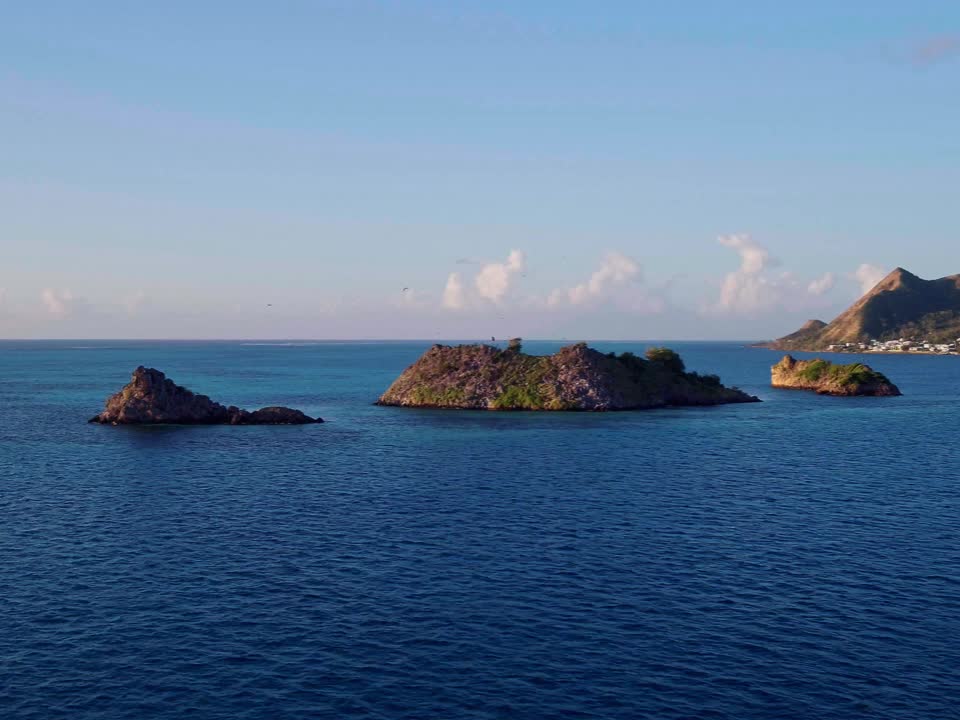 🌿✨En el corazón del Caribe colombiano, donde el mar se pinta con siete tonos de azul y la naturaleza canta con voz propia, se encuentra un santuario de vida: el Parque Nacional Natural Old Providence McBean Lagoon.
Hoy, en el Día de los Parques Nacionales Naturales, celebramos este tesoro vivo que protege manglares, arrecifes coralinos y lagunas cristalinas. Un refugio para cientos de especies y un símbolo de armonía entre el ser humano y la naturaleza.
Caminar por sus senderos, navegar entre sus manglares o sumergirse en sus aguas es más que una aventura: es una conexión profunda con la esencia de la isla. Aquí, cada rincón nos recuerda la importancia de conservar lo que amamos.
🌍 En la Guía Paradise creemos que viajar también es cuidar.
💚 Sé un turista responsable. Disfruta, respeta y protege.
📍 Ven y vive la magia de McBean Lagoon.
#ProvidenciySantaCatalina #TurismoSostenible #McBeanLagoon #ViajeroSeaflower #DíaDeLosParques #GuíaParadise