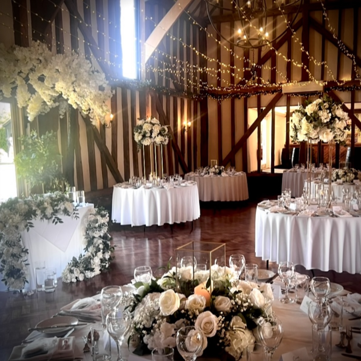 Classic white set up at Crondon park this summer #crondonpark #crondonparkweddings #weddingsflowers #weddingflowersdecor #artificialweddingdecorflowers #artificialweddingdecor #essexweddingstyling #designerflowersessex #bridestobeinessex