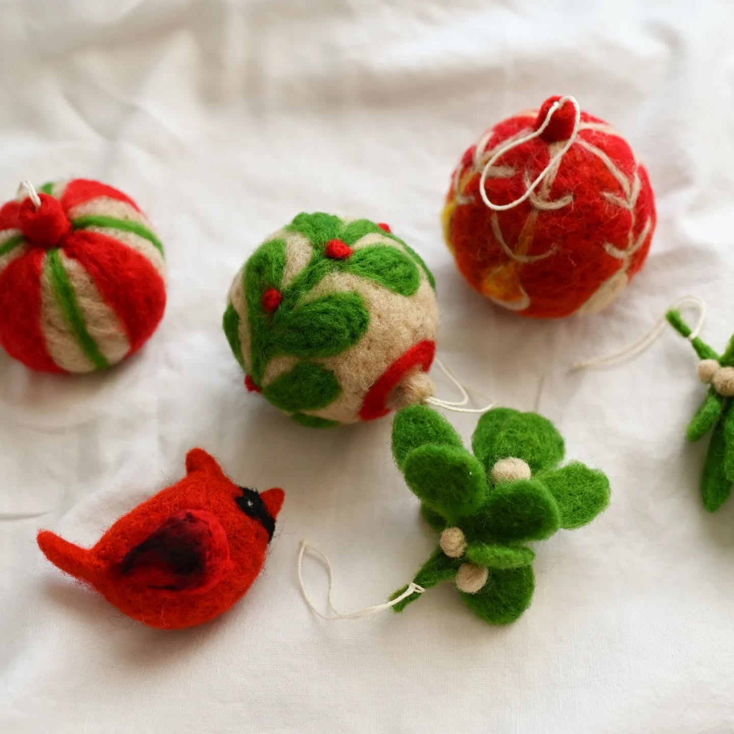 🧶 Atelier de împâslit lână – Globuri de Crăciun 🎄
Sâmbătă, 22 noiembrie, între 16:00 – 18:00, te invităm la spațiul nostru la un atelier creativ alături de @sidonia.calin unde vom afla despre tehnica împâslirii lânii și vom crea cu mâinile noastre globuri de Crăciun naturale.
✨ toate materialele incluse
☕ ceai sau cafea din partea casei
🌿 experiență relaxantă, 100% hands-on
@botanicalpickmeup.ro / 200 lei / 8 locuri
înscriere prin linkul din bio
Vă așteptăm cu drag,
Ela & Sidonia