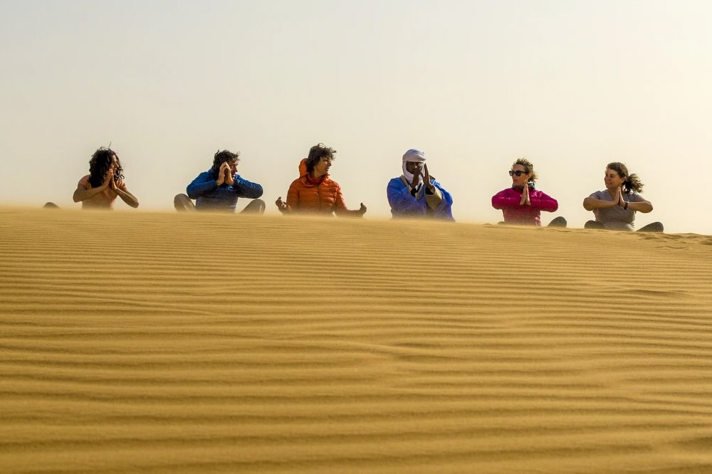 Há lugares que parecem existir fora do tempo. A Mauritânia é um deles: vasta, silenciosa, com horizontes que não têm fim e uma luz que muda a cada instante. No coração do Sahara, este país do noroeste africano guarda o essencial: a imensidão, a simplicidade e a presença.