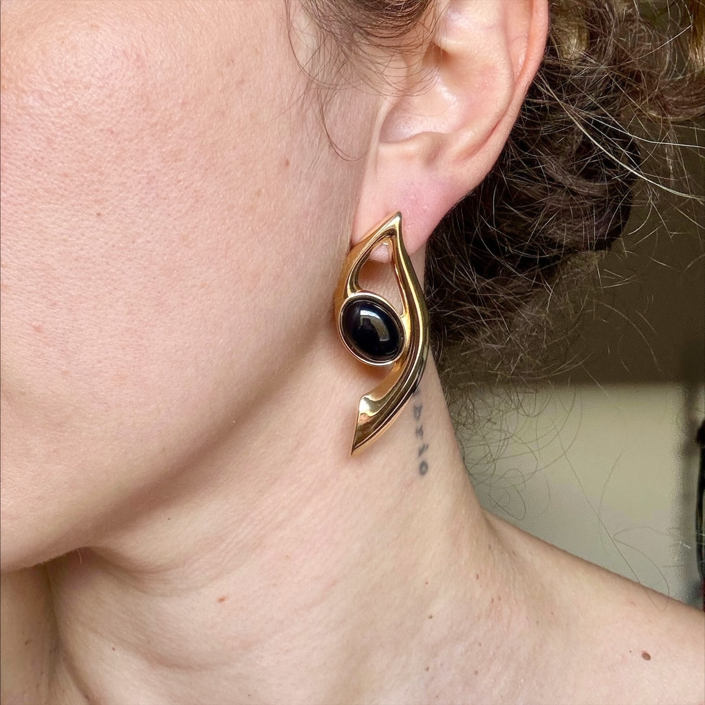 ✨ Duas energias, um mesmo toque de elegância.
Entre o poder da Ágata Preta 🖤 e a leveza do Quartzo Verde 💚, escolha a que combina com o seu momento.
A Ágata Preta transmite força, proteção e confiança — perfeita para quem quer marcar presença com estilo.
Já o Quartzo Verde irradia harmonia, renovação e boas vibrações — ideal para quem busca equilíbrio e leveza no dia a dia.
Qual vibração te representa hoje? ✨
Conta aqui nos comentários ⬇️
#TurmalinaAcessórios #PedrasNaturais #SemijoiasComEstilo #QuartzoVerde #ÁgataPreta #BelezaComPropósito