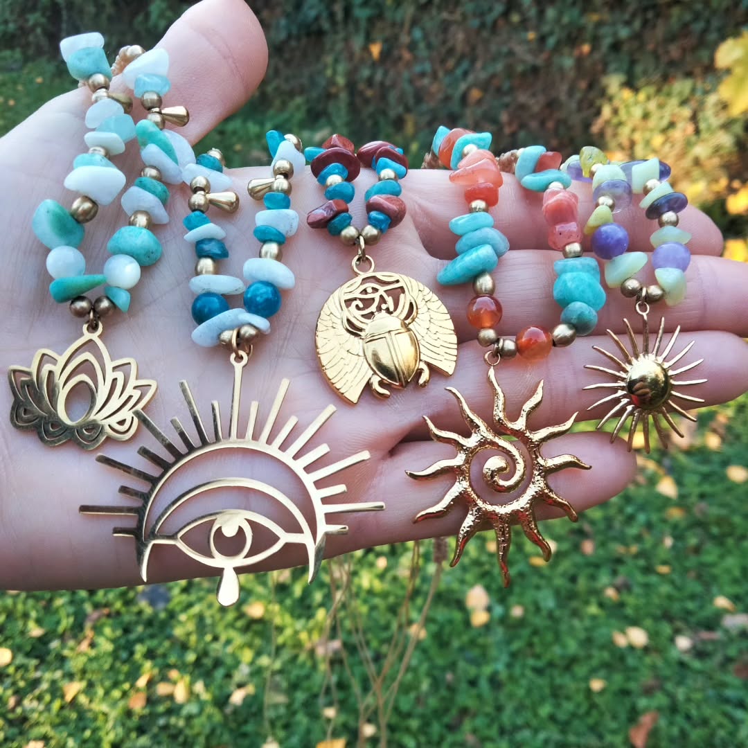 👉 Fait défiler pour découvrir cette nouvelle collection de colliers Inti, le dieu du soleil dans la culture inca ! ☀️
🌿Des colliers que j'ai adorer faire, à la fois colorés, joyeux et élégants, pour les belles âmes qui souhaitent rayonner 💛 Chaque modèle est unique, il n'y en aura pas pour tout le monde !
✨ Ils sont disponibles dès aujourd'hui sur le site internet ! Le lien est en bio 😉
#linhasita #collierfemme #collierpierrenaturelle #colliersoleil #collierlotus #collierscarabée #colliermacramé #colliercoloré #bijouxoriginaux #bijouxlumineux #bijouxcolorés #bijouxperlesnaturelles #bijouxacierinoxydabledoré #acierinoxydabledoré #soleildoré #bijouxcreateur #faitmainavecamour #creationartisanale