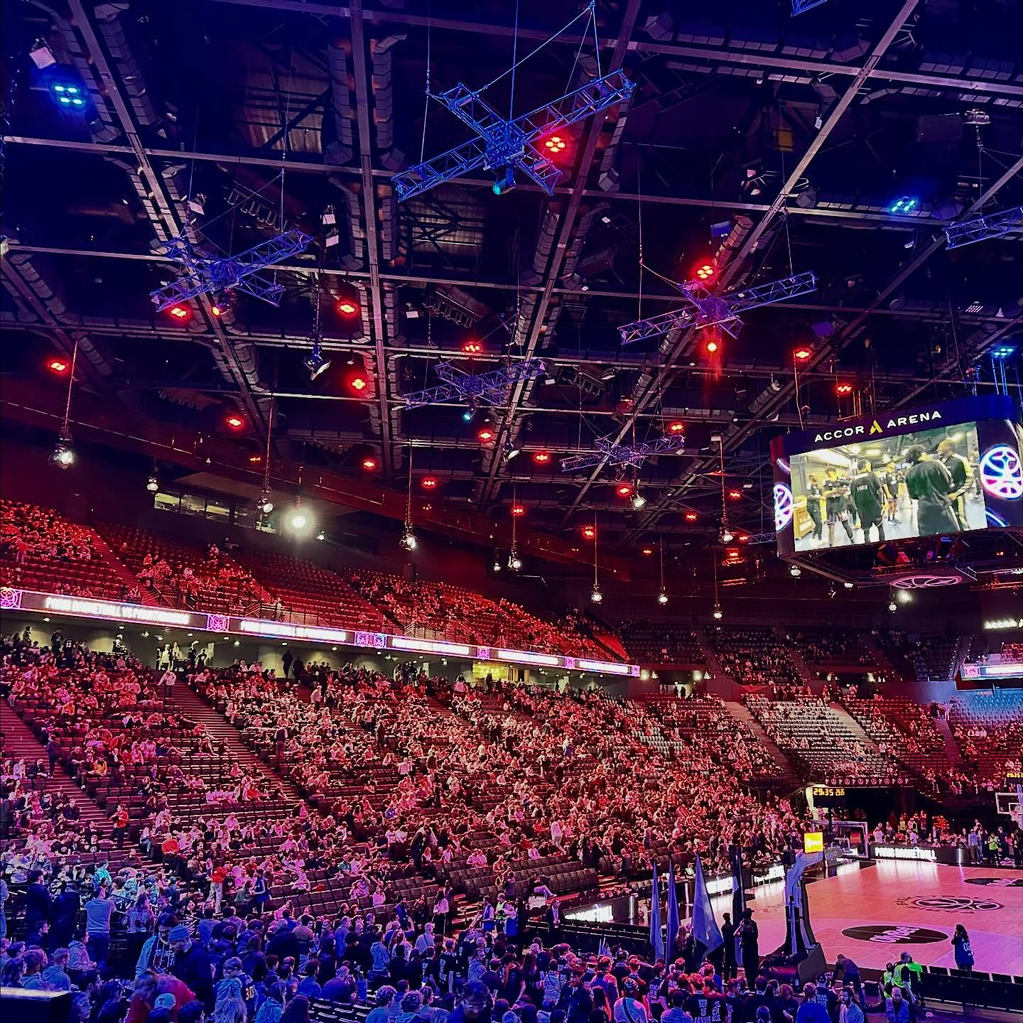 Soirée petites lumières et grands joueurs.
Paris-Panathinaïkos.
C’était bien.
@parisbasketball #basketball @panathinaikos_bc