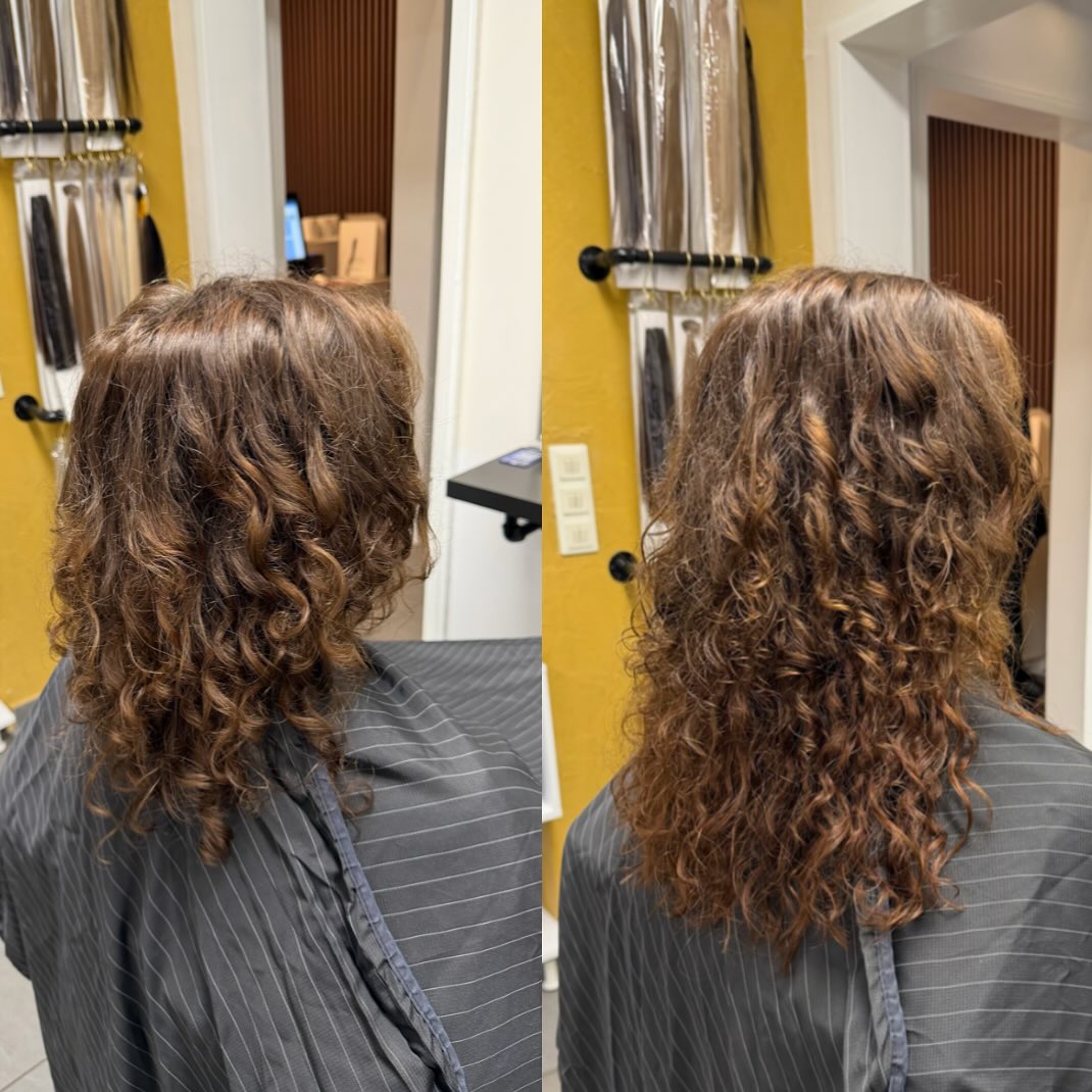 ✨ Frische Haarfülle & natürliche Bewegungen! ✨
Lisa hat gestern bei ihrer lieben Kundin 50 Gramm Haartressen eingenäht.
Besonders schön: Sie hat eine Naturwelle, und die Tressen wurden perfekt daran angepasst, damit alles harmonisch fällt und sich natürlich bewegt.
Mehr Fülle, mehr Schwung – trotzdem super leicht und angenehm zu tragen. ✨🤍
Wenn auch du dir mehr Volumen oder Länge wünschst, melde dich gern für eine Beratung. 💌
⸻
#haartresse #haartressen #hairweft #extensions #haareverlängern #haarverdichtung
#naturwelle #wavyhair #haarpflege #hairstylist #friseur #hairtransformation
#volumen #beforeandafter #beautysalon #friseurliebe #oldenburg #krusenbusch
@haarverlaengerungoldenburg