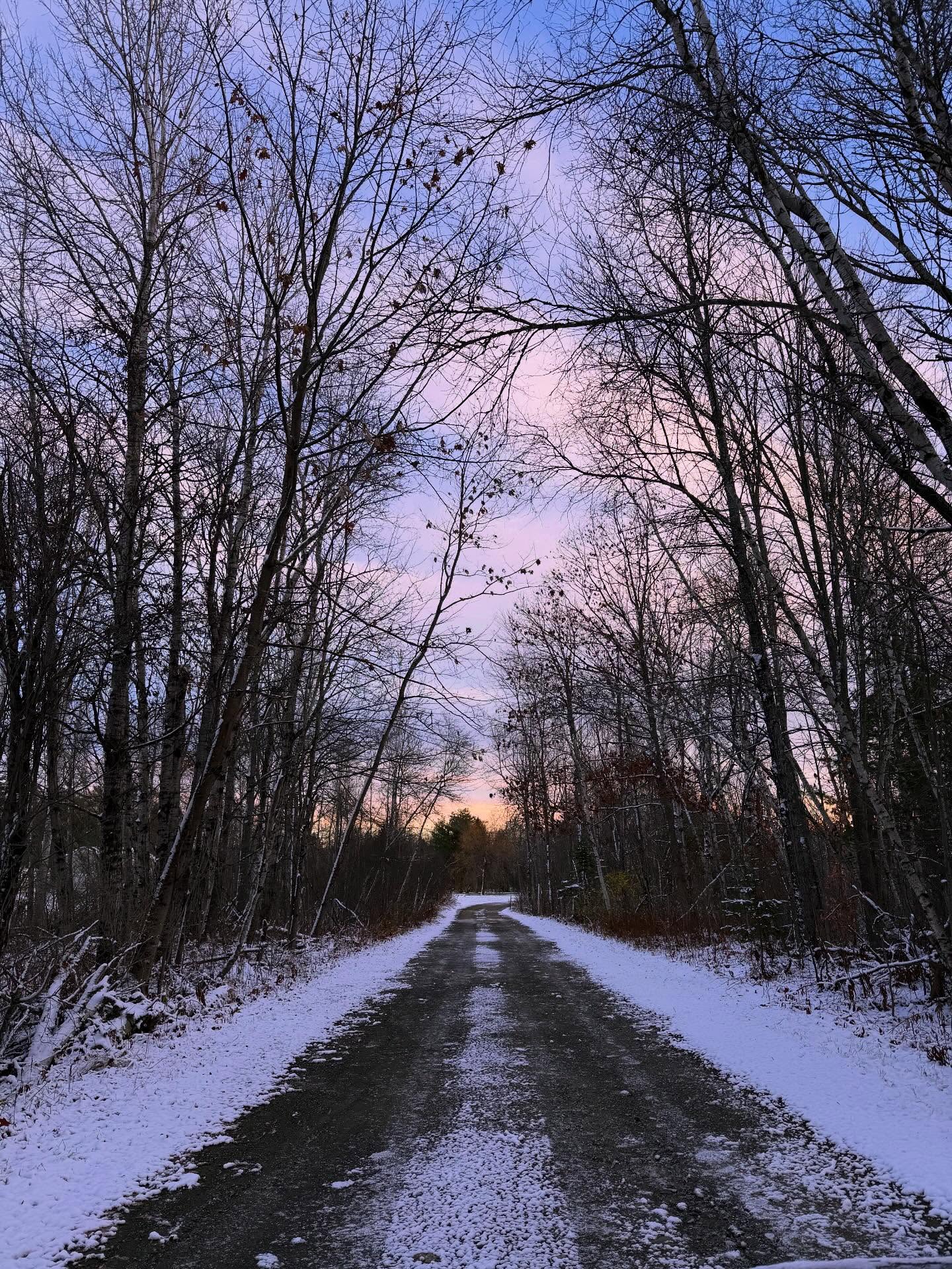 ❄️🧊How many sets of studded snow tires do you think I will quote at work today?! 🥴😂
#panic #snow #ice #maine #dealershiplife