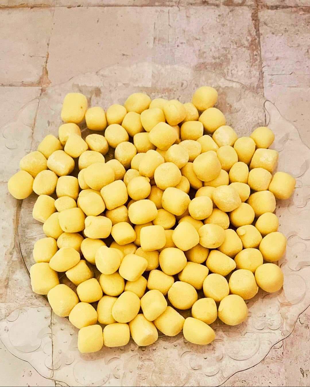 È la stagione giusta per un piatto di gnocchi di patate: morbidi, gustosi e naturalmente senza glutine. Li prepariamo con le patate dei nostri fornitori locali, raccolte in autunno, sono ancora più saporite e perfette da impastare. Gli gnocchi si fondono al palato e si legano a meraviglia con ogni condimento — dalla crema di zucca al sugo di noci, fino al mitico ragù La Spiga Amica.
Vieni a provarli in negozio e ricordati di ordinarli per essere sicuro di trovarli e non restare con l’acquolina in bocca!
laspigaamica #laspigaamicaglutenfree #glutenfree #senzaglutine #prodottisenzaglutine #laboratorioartigianale #pastasenzaglutine #pastafresca #