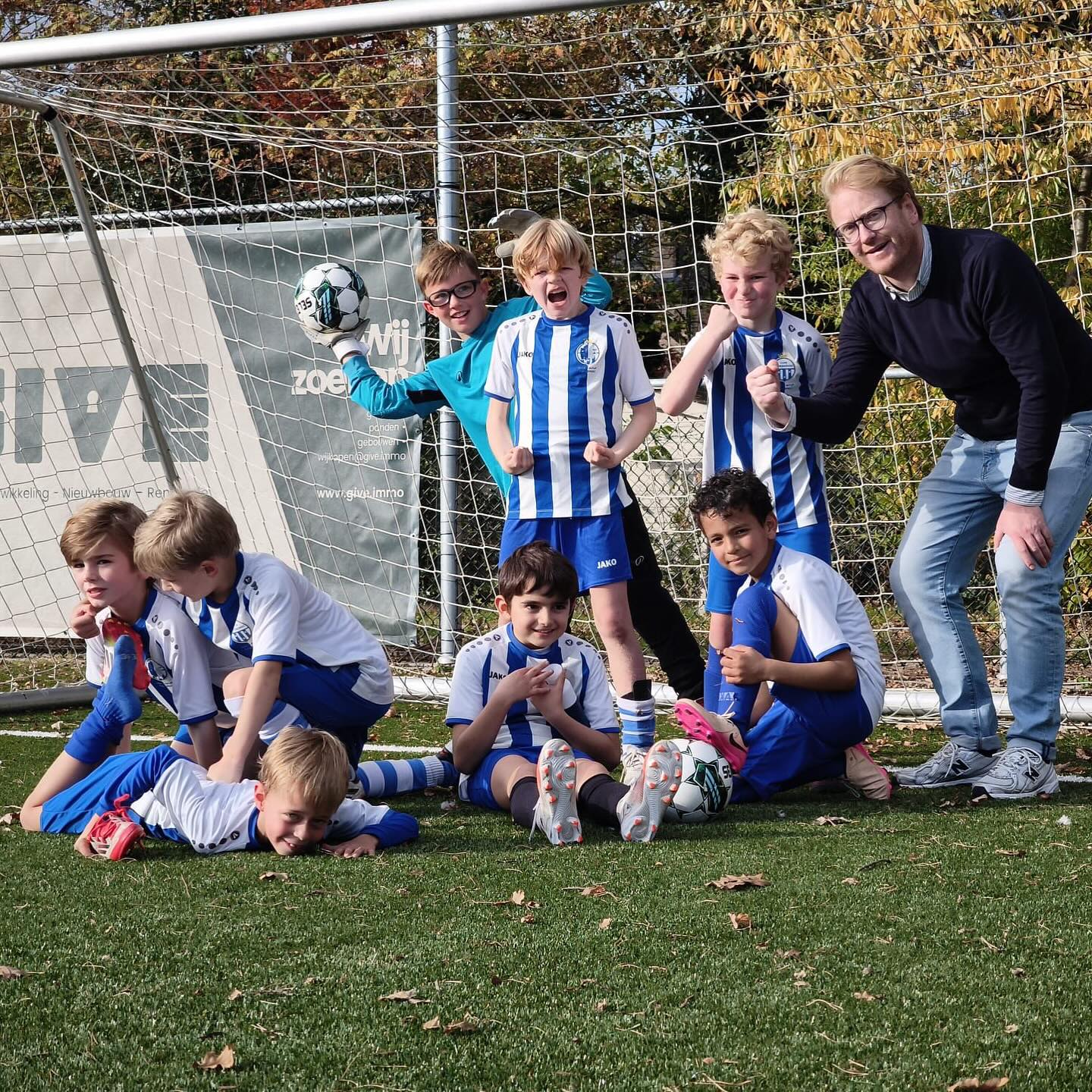Bende U9a jongens. Heerlijk toch die vrolijke snoetjes. Elke week samen genieten vab sport en spel. Zo ontstaan op onze club vriendschappen voor het leven! 💙
.
.
#clubkoningshof #waarjealtijdthuisspeelt #gezelligsteclubvanschoten #kfck #depheyp #familieclub