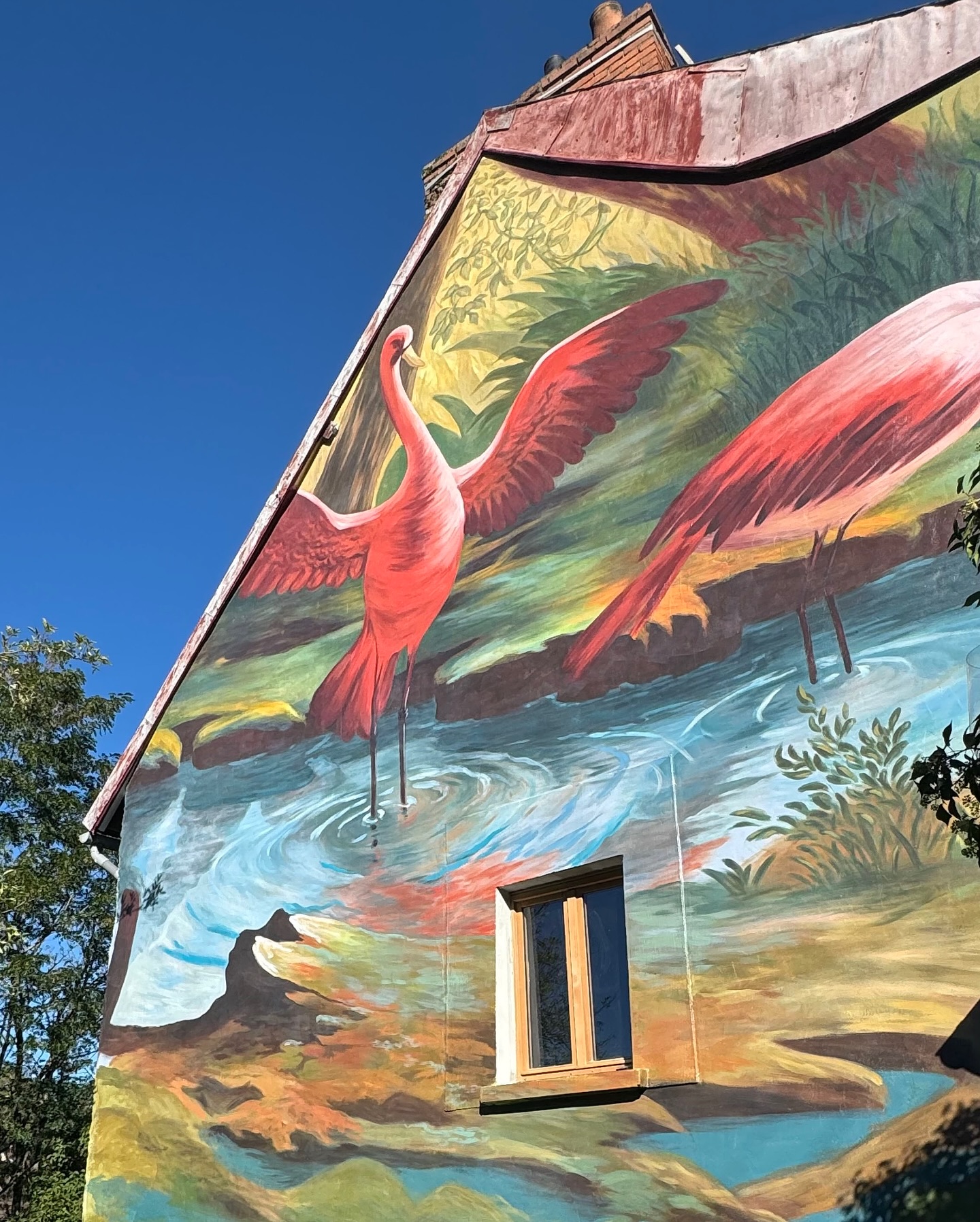 Première réalisation de fresque du parcours mural « Les Fresques Sauvages », inspirée du patrimoine textile local.
Août 2025 – Aubusson (Creuse)
Projet porté par @lesfresquessauvages, en collaboration avec @delphine.ciavaldini avec le soutien de la Ville d’Aubusson
Visuels issus de détails de cartons de tapisseries, courtoisie du Musée du Carton de Tapisserie d’Aubusson
#MuseeDuCarton #Aubusson #Patrimoine #Fresque #LesFresquesSauvages #Peinture #Façade #ArtLife #Painting