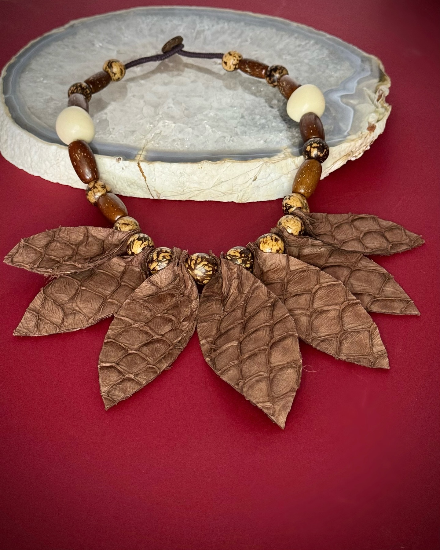 Nossas biojoias da Coleção Couro, como o colar folhas curtas feito em couro de pirarucu, tem leveza e textura única.
Complementa o toque rústico dessa peça, sua alça de sementes do cerrado em tons terrosos e off white.
Acesse o nosso site para conhecer toda essa coleção e aproveite o FRETE GRÁTIS para compra de quaisquer produtos pronta entrega.
#luxosustentavel
#elegancianatural
#biojoiasdeluxo