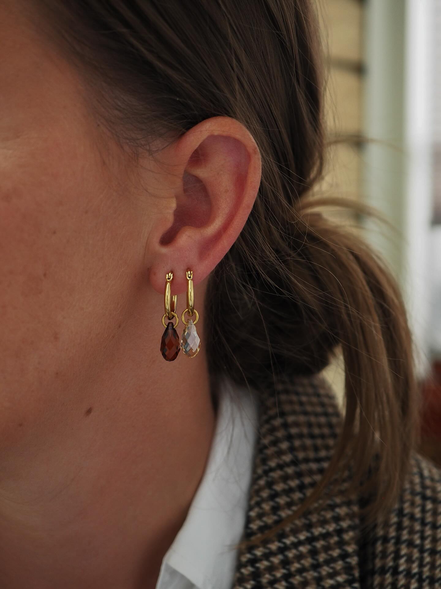 Less is more ✨ Hvertfall hvis du stacker flere ved siden av hverandre 🪶 Krystallene kan tas av og på, så hvis du bare vil ha enkle gullfargede hoops en dag har du to i én og kan enkelt bytte👌🏼